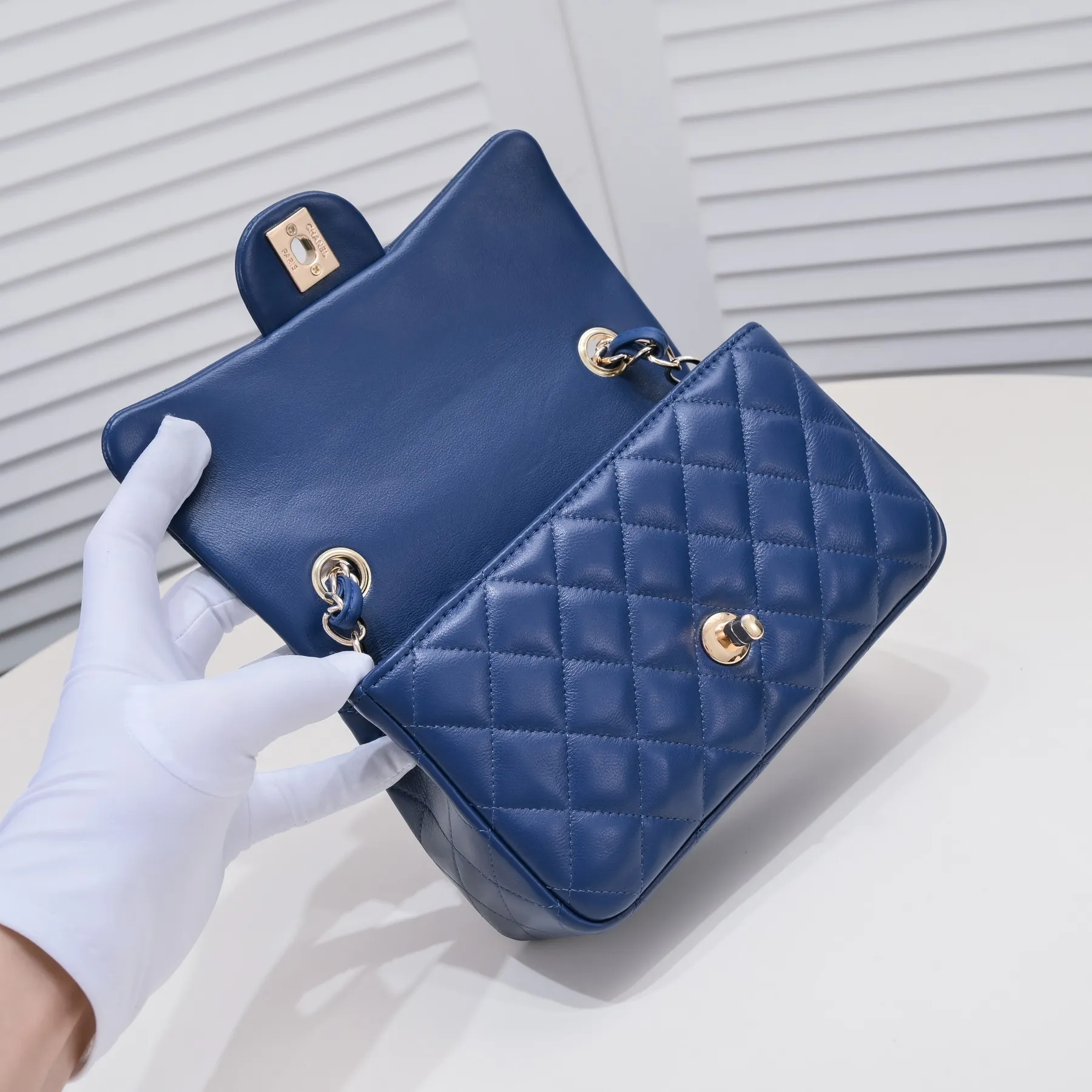 💰320￥Dark blue CF versatile lambskin🌹 Chanel💃🏻‼ ️Eternal classic style [shy] noble temperament💃🏻favorite of celebrities🌟soft leather and high-end👍counter hardware exquisite workmanship to reject flaws [strong] both dazzling and feminine 😝[strong] luxurious and durable🌟Size: 20*14*7cm Style number: 1116