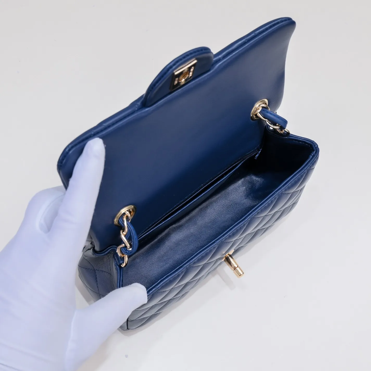 💰320￥Dark blue CF versatile lambskin🌹 Chanel💃🏻‼ ️Eternal classic style [shy] noble temperament💃🏻favorite of celebrities🌟soft leather and high-end👍counter hardware exquisite workmanship to reject flaws [strong] both dazzling and feminine 😝[strong] luxurious and durable🌟Size: 20*14*7cm Style number: 1116