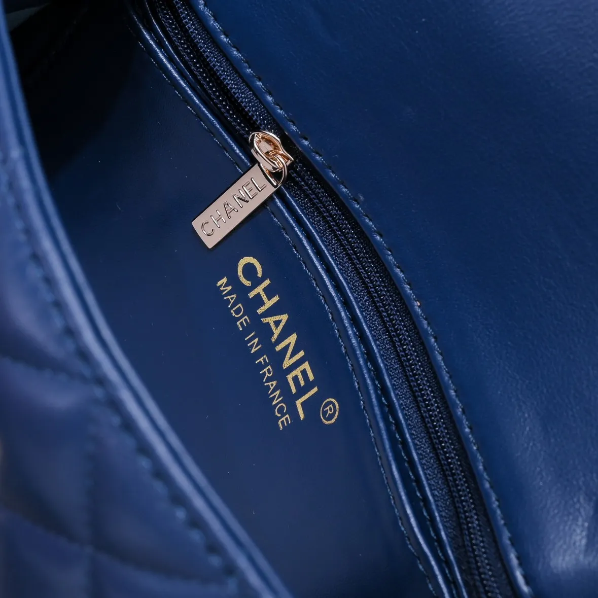 💰320￥Dark blue CF versatile lambskin🌹 Chanel💃🏻‼ ️Eternal classic style [shy] noble temperament💃🏻favorite of celebrities🌟soft leather and high-end👍counter hardware exquisite workmanship to reject flaws [strong] both dazzling and feminine 😝[strong] luxurious and durable🌟Size: 20*14*7cm Style number: 1116