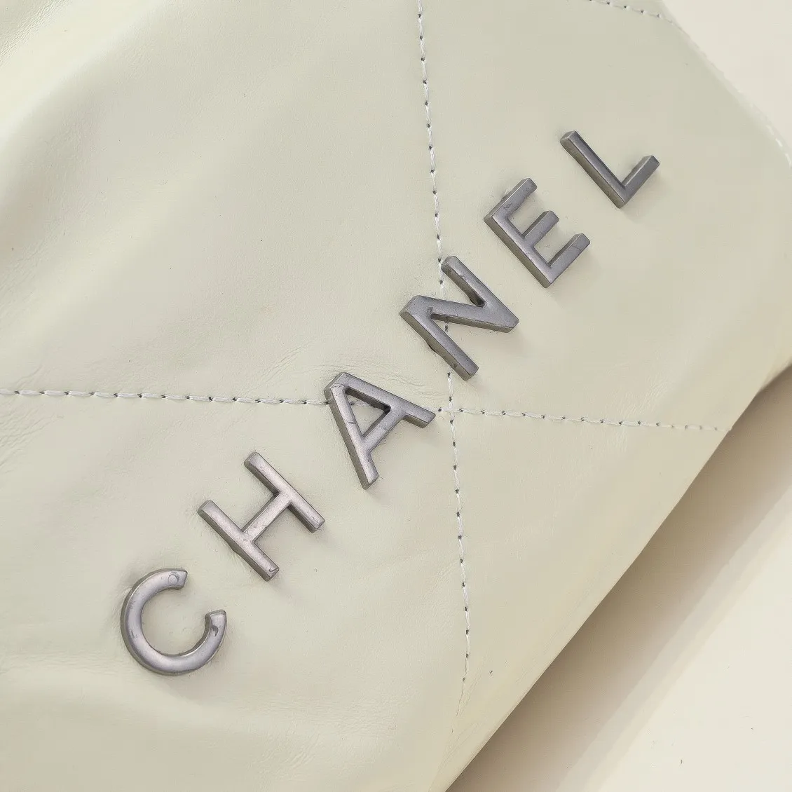 💰380￥106🥰Chanel’s mini22 is a hit. Chanel’s bag accessories will always be planted from the just-concluded 2023 spring and summer series, especially this season’s new Minisize22 bag. The classic black model♌️mini version. I love it. Style number: AS3980 Size: 19-20-6cm