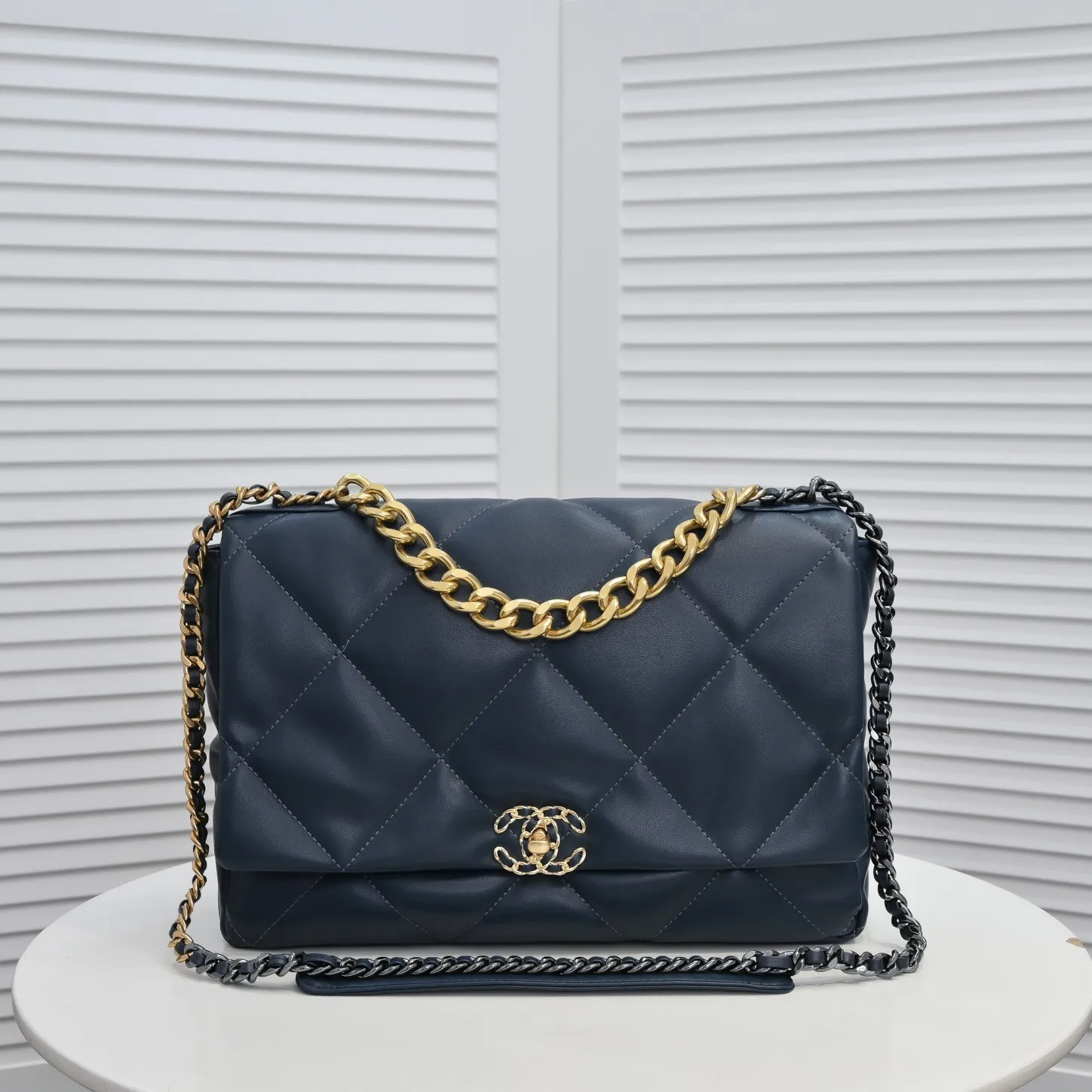 💰480￥Chanel’s latest hot model in deep orchid large size has been shipped📣📣Synchronized with counters🤭Imported cowhide🐂feels very soft. The upper body effect is super good, it can be carried by hand, on one shoulder or cross-body, showing the elegance and charm of women. Hurry up and get it. Style number: 9012. Size: 36*24*14cm.