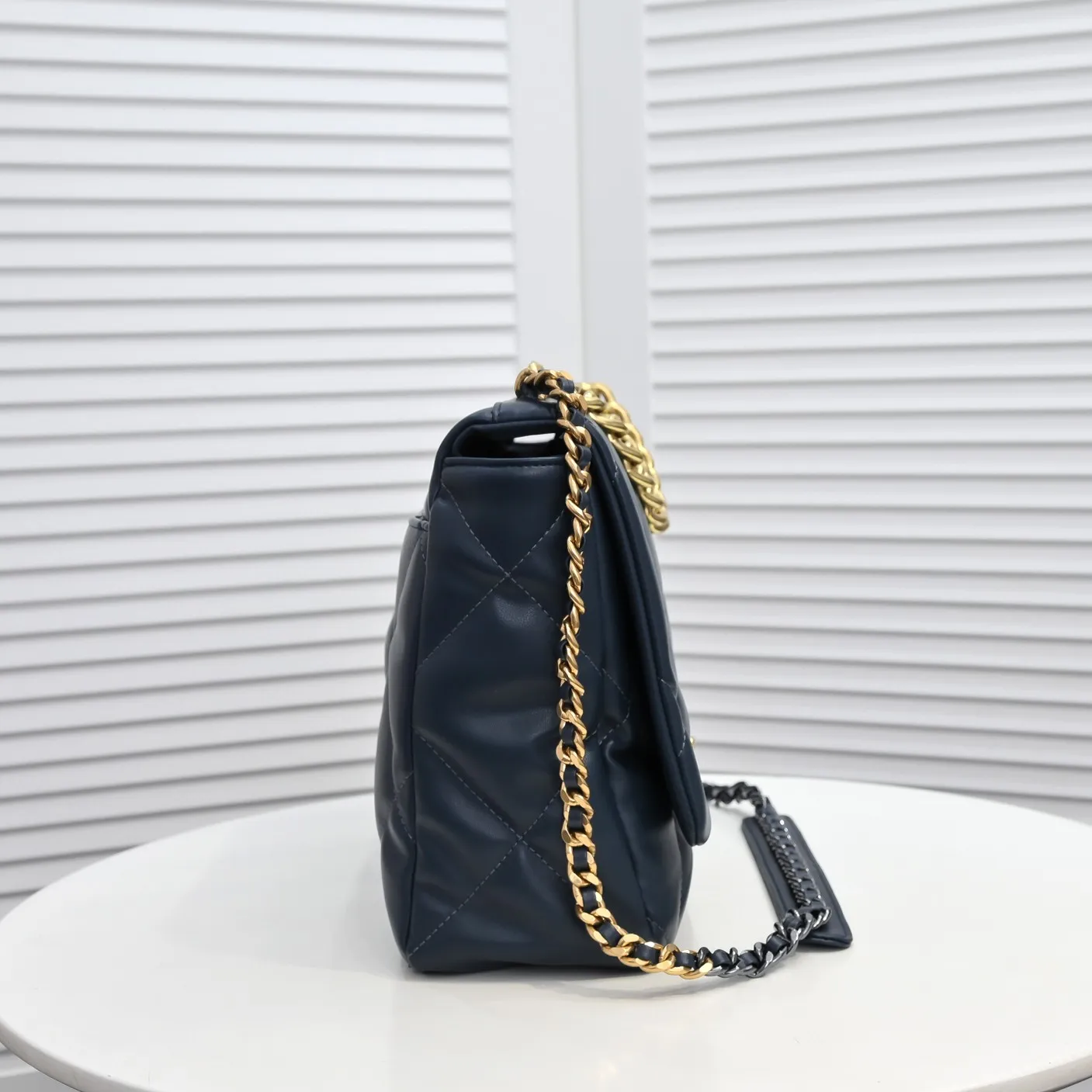 💰480￥Chanel’s latest hot model in deep orchid large size has been shipped📣📣Synchronized with counters🤭Imported cowhide🐂feels very soft. The upper body effect is super good, it can be carried by hand, on one shoulder or cross-body, showing the elegance and charm of women. Hurry up and get it. Style number: 9012. Size: 36*24*14cm.