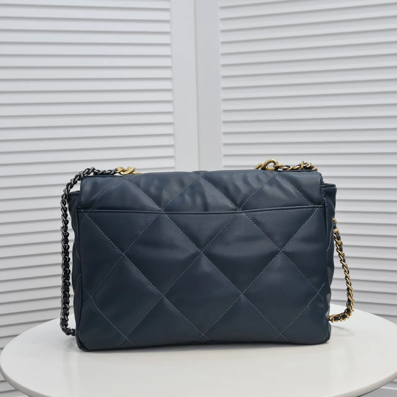 💰480￥Chanel’s latest hot model in deep orchid large size has been shipped📣📣Synchronized with counters🤭Imported cowhide🐂feels very soft. The upper body effect is super good, it can be carried by hand, on one shoulder or cross-body, showing the elegance and charm of women. Hurry up and get it. Style number: 9012. Size: 36*24*14cm.