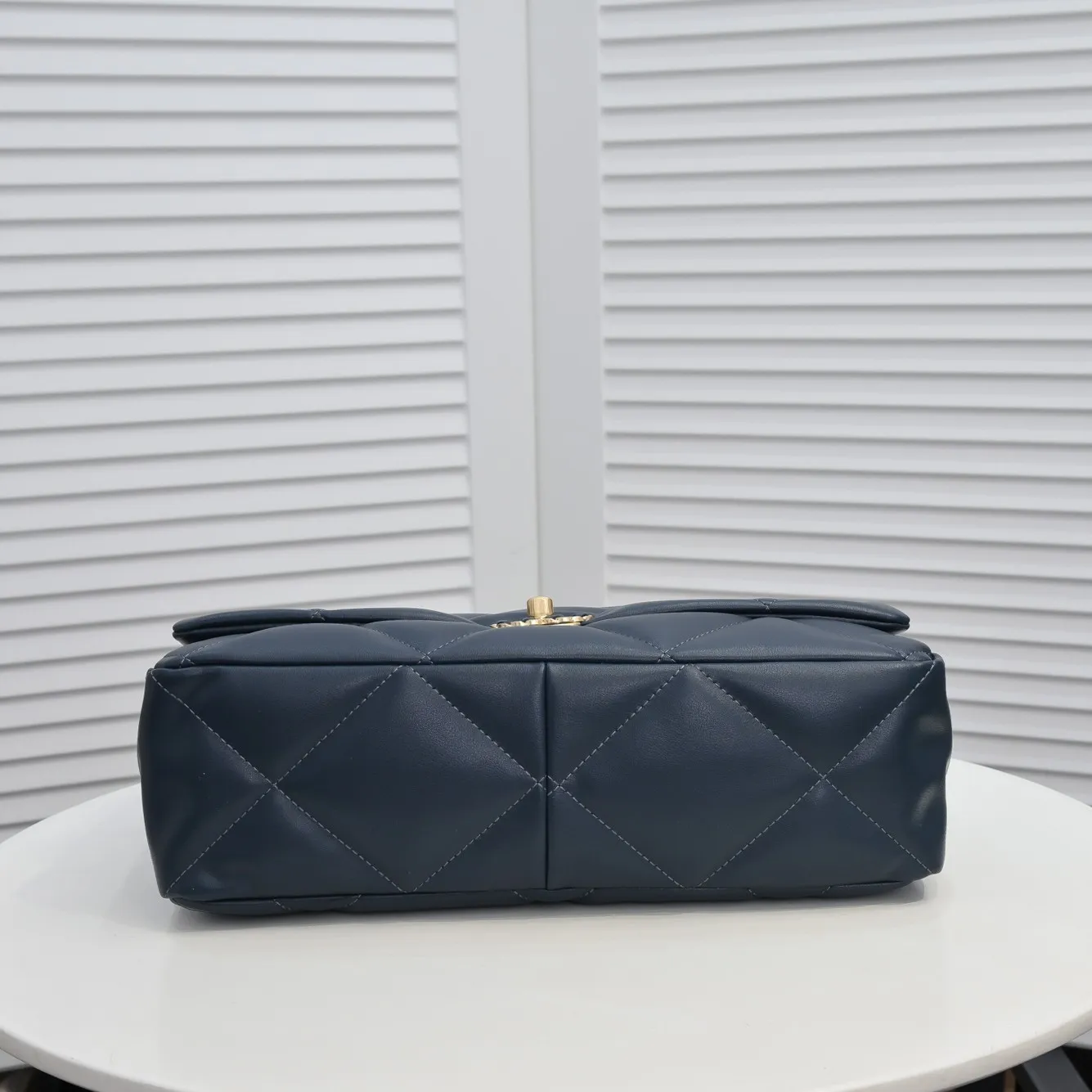💰480￥Chanel’s latest hot model in deep orchid large size has been shipped📣📣Synchronized with counters🤭Imported cowhide🐂feels very soft. The upper body effect is super good, it can be carried by hand, on one shoulder or cross-body, showing the elegance and charm of women. Hurry up and get it. Style number: 9012. Size: 36*24*14cm.