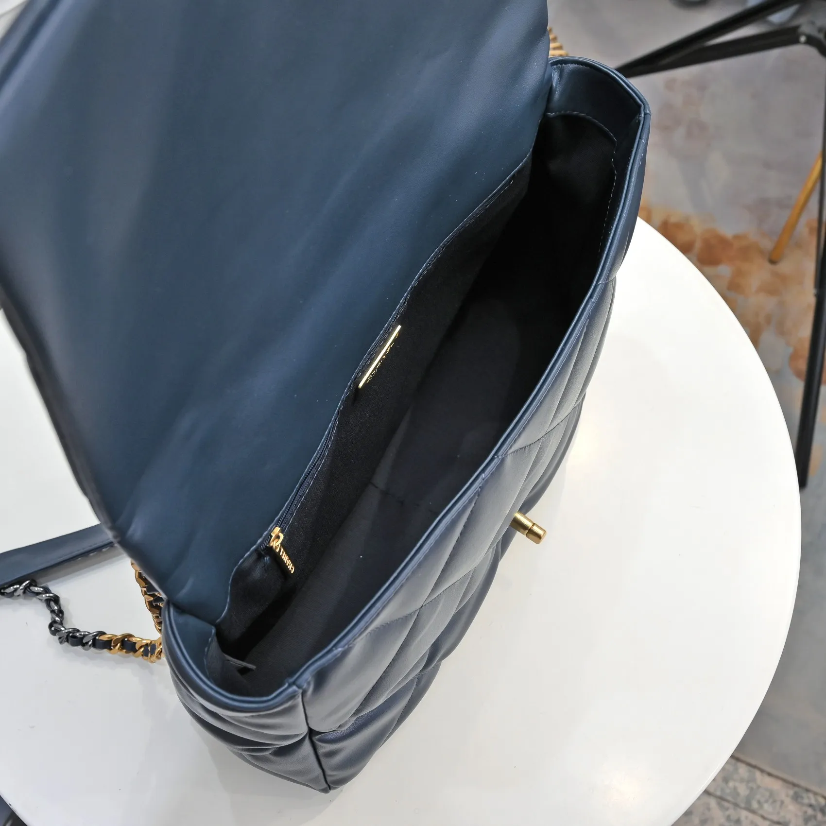 💰480￥Chanel’s latest hot model in deep orchid large size has been shipped📣📣Synchronized with counters🤭Imported cowhide🐂feels very soft. The upper body effect is super good, it can be carried by hand, on one shoulder or cross-body, showing the elegance and charm of women. Hurry up and get it. Style number: 9012. Size: 36*24*14cm.