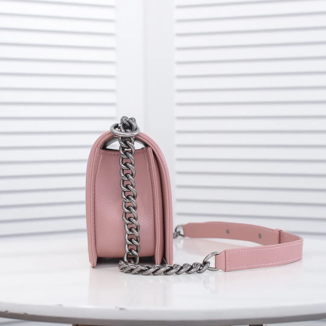 💰460￥ "Full leather inside and out with original hardware" Chanel👑 Using imported first-layer cowhide with lychee pattern [color] [lightning] thickened electroplated hardware accessories🌈The workmanship is comparable to the original order💪The bottom can be pinched and rebounded without trace, absolutely spot-on and real-life, fashionable and durable💪💪High-end quality, no pressure in and out of the drill cabinet💏, size 25*15*8cm Style number: 67086