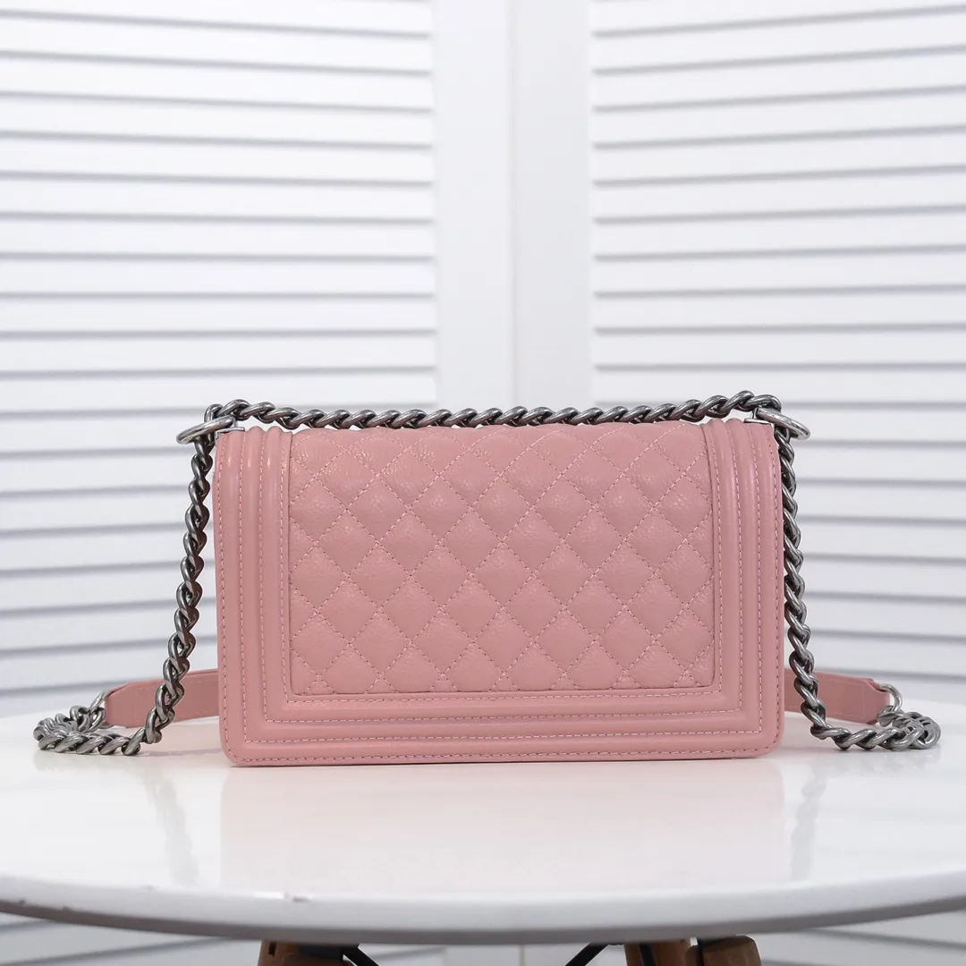 💰460￥ "Full leather inside and out with original hardware" Chanel👑 Using imported first-layer cowhide with lychee pattern [color] [lightning] thickened electroplated hardware accessories🌈The workmanship is comparable to the original order💪The bottom can be pinched and rebounded without trace, absolutely spot-on and real-life, fashionable and durable💪💪High-end quality, no pressure in and out of the drill cabinet💏, size 25*15*8cm Style number: 67086