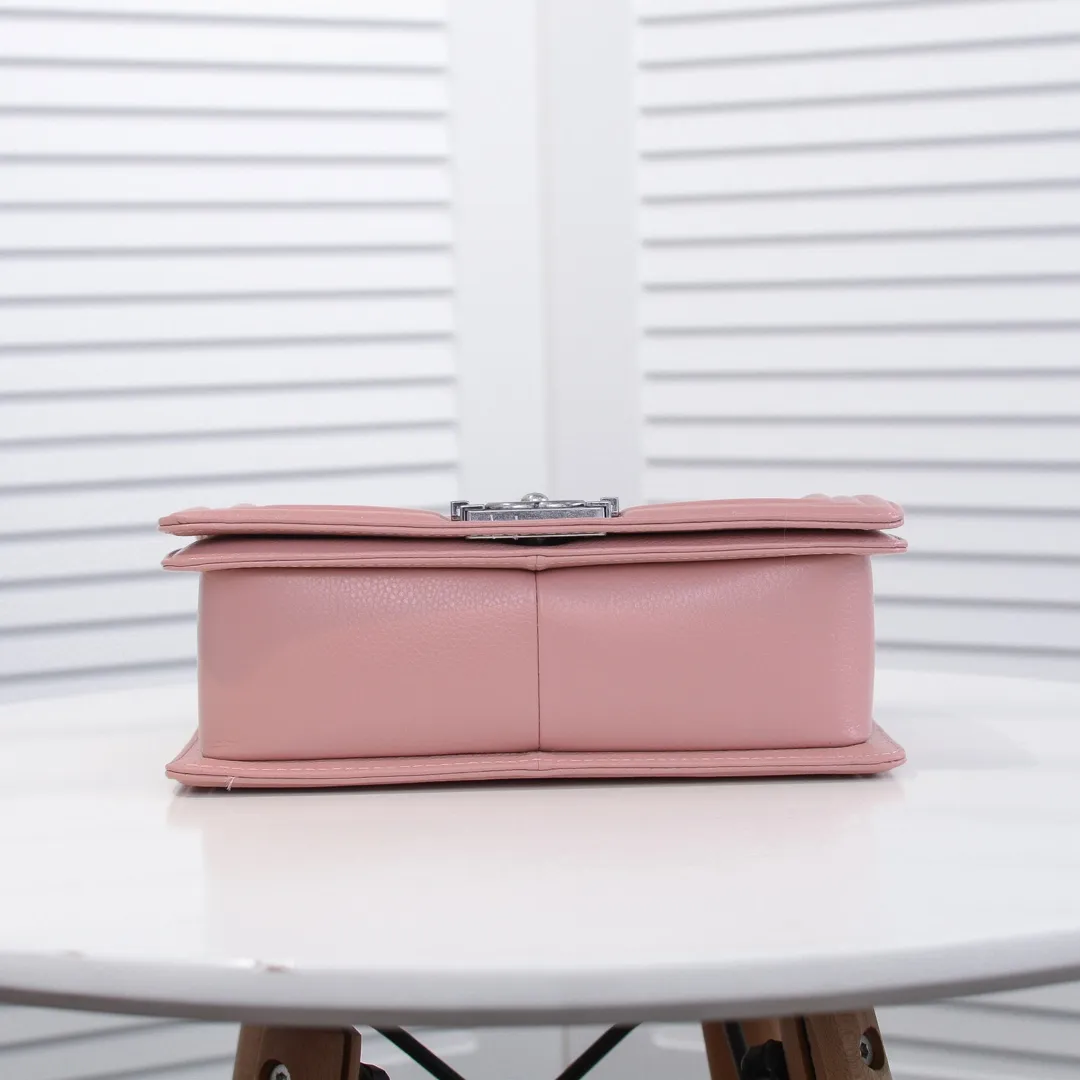 💰460￥ "Full leather inside and out with original hardware" Chanel👑 Using imported first-layer cowhide with lychee pattern [color] [lightning] thickened electroplated hardware accessories🌈The workmanship is comparable to the original order💪The bottom can be pinched and rebounded without trace, absolutely spot-on and real-life, fashionable and durable💪💪High-end quality, no pressure in and out of the drill cabinet💏, size 25*15*8cm Style number: 67086