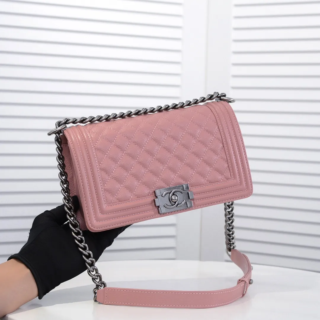 💰460￥ "Full leather inside and out with original hardware" Chanel👑 Using imported first-layer cowhide with lychee pattern [color] [lightning] thickened electroplated hardware accessories🌈The workmanship is comparable to the original order💪The bottom can be pinched and rebounded without trace, absolutely spot-on and real-life, fashionable and durable💪💪High-end quality, no pressure in and out of the drill cabinet💏, size 25*15*8cm Style number: 67086