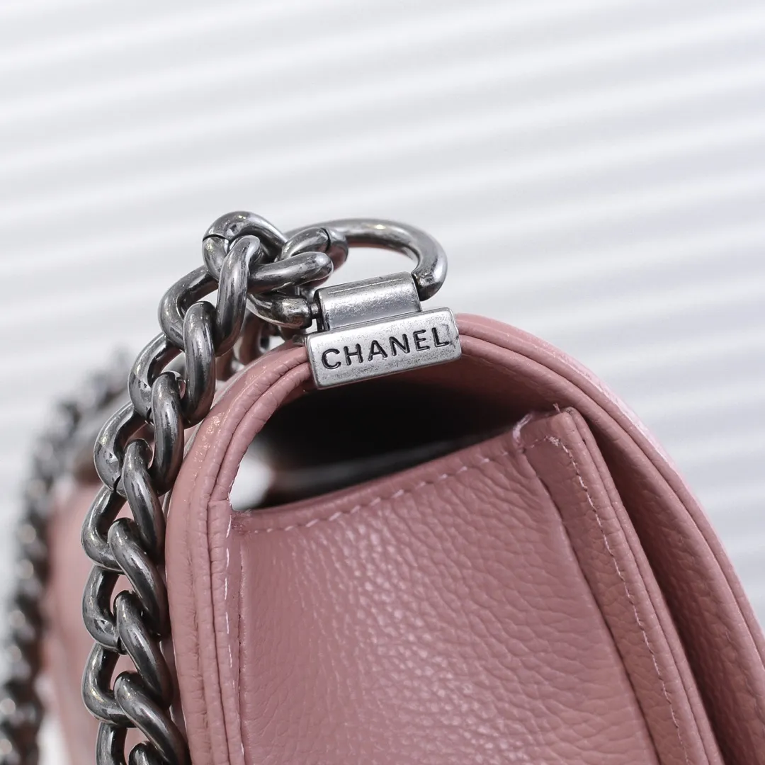 💰460￥ "Full leather inside and out with original hardware" Chanel👑 Using imported first-layer cowhide with lychee pattern [color] [lightning] thickened electroplated hardware accessories🌈The workmanship is comparable to the original order💪The bottom can be pinched and rebounded without trace, absolutely spot-on and real-life, fashionable and durable💪💪High-end quality, no pressure in and out of the drill cabinet💏, size 25*15*8cm Style number: 67086