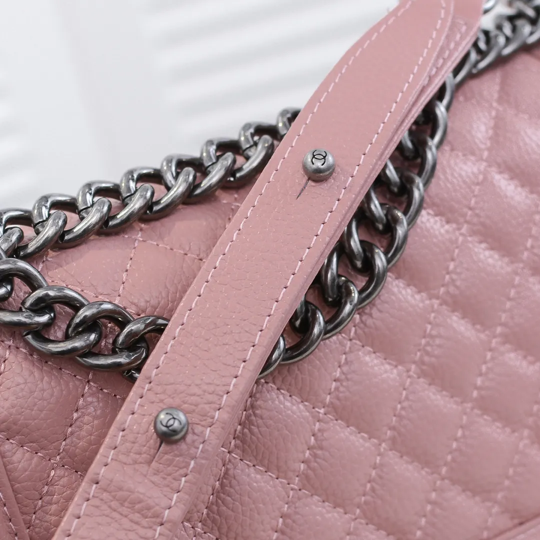 💰460￥ "Full leather inside and out with original hardware" Chanel👑 Using imported first-layer cowhide with lychee pattern [color] [lightning] thickened electroplated hardware accessories🌈The workmanship is comparable to the original order💪The bottom can be pinched and rebounded without trace, absolutely spot-on and real-life, fashionable and durable💪💪High-end quality, no pressure in and out of the drill cabinet💏, size 25*15*8cm Style number: 67086