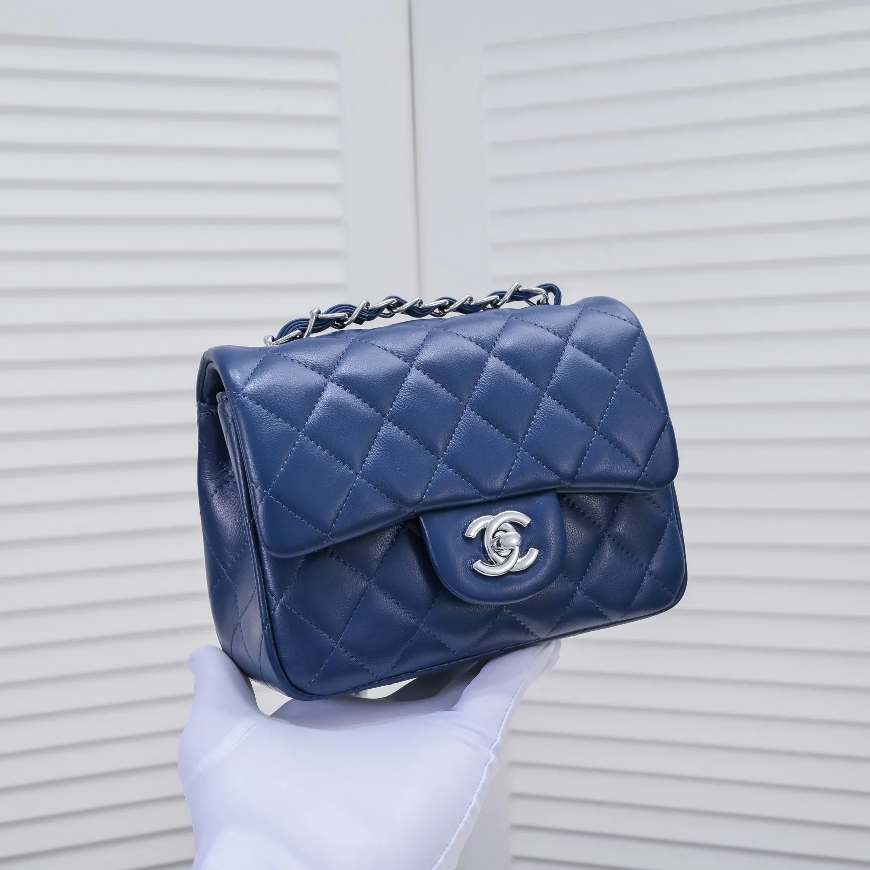 💰310￥Dark blue Chanel🔺🚴🏼💸Choose high-quality sheepskin🌺Original split version and made one to one 💯The hand feel is first-class, 🌲The camera-shaped inspired design fully embodies perfection! [Qiang] [Qiang] Integrates art and practicality, [Ladybug] Gorgeous and low-key plump 💯📨📨Classic is irresistible, ♒ You have to receive it to understand ✈✈🍭🍭Insist on high quality and low price🐟🐟, model number: 1115, size: 17.5*13*5 cm