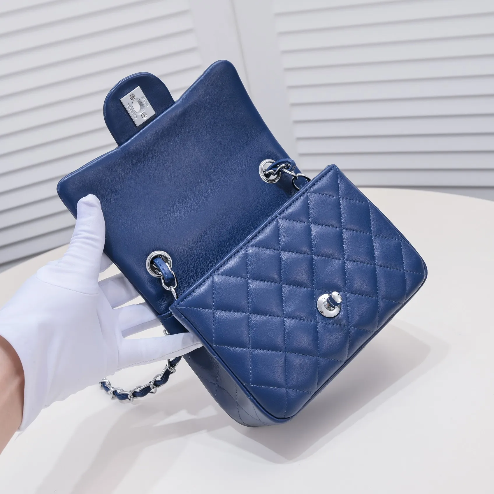 💰310￥Dark blue Chanel🔺🚴🏼💸Choose high-quality sheepskin🌺Original split version and made one to one 💯The hand feel is first-class, 🌲The camera-shaped inspired design fully embodies perfection! [Qiang] [Qiang] Integrates art and practicality, [Ladybug] Gorgeous and low-key plump 💯📨📨Classic is irresistible, ♒ You have to receive it to understand ✈✈🍭🍭Insist on high quality and low price🐟🐟, model number: 1115, size: 17.5*13*5 cm