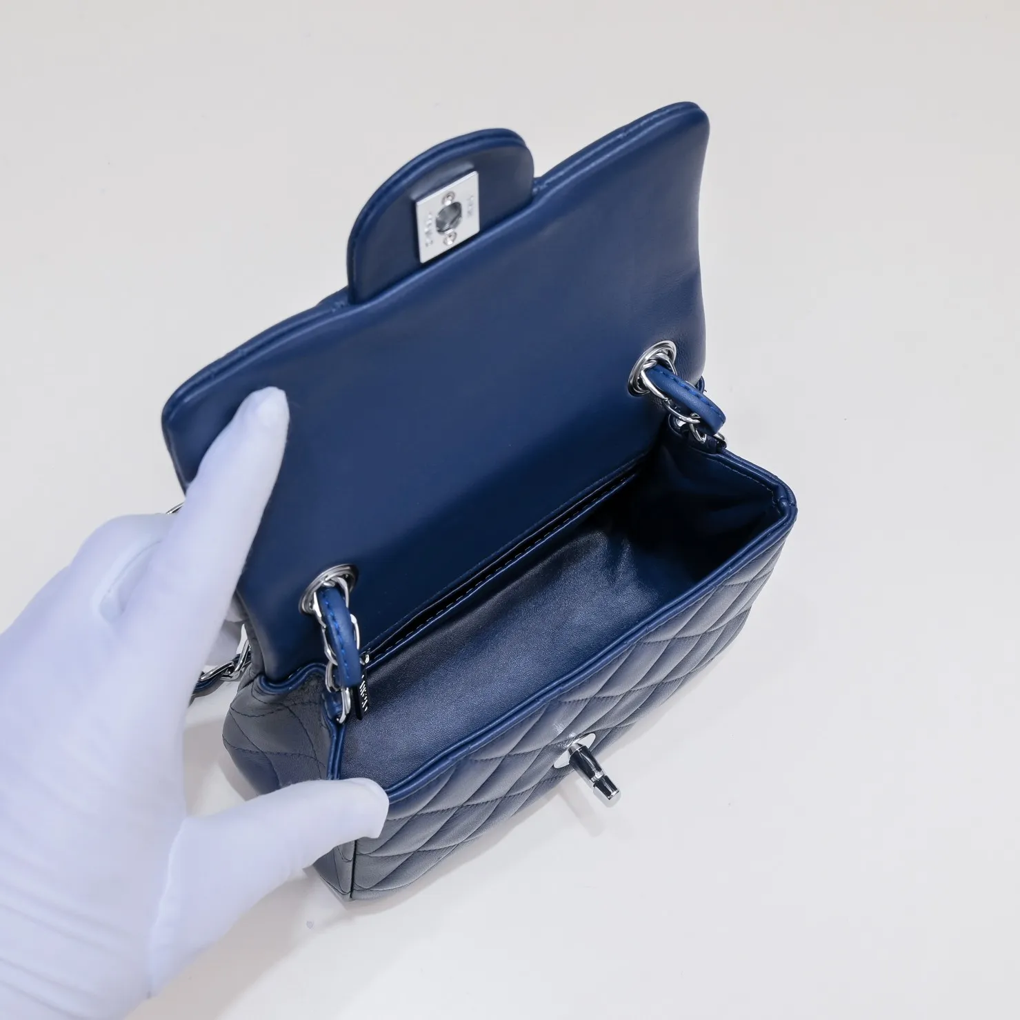 💰310￥Dark blue Chanel🔺🚴🏼💸Choose high-quality sheepskin🌺Original split version and made one to one 💯The hand feel is first-class, 🌲The camera-shaped inspired design fully embodies perfection! [Qiang] [Qiang] Integrates art and practicality, [Ladybug] Gorgeous and low-key plump 💯📨📨Classic is irresistible, ♒ You have to receive it to understand ✈✈🍭🍭Insist on high quality and low price🐟🐟, model number: 1115, size: 17.5*13*5 cm