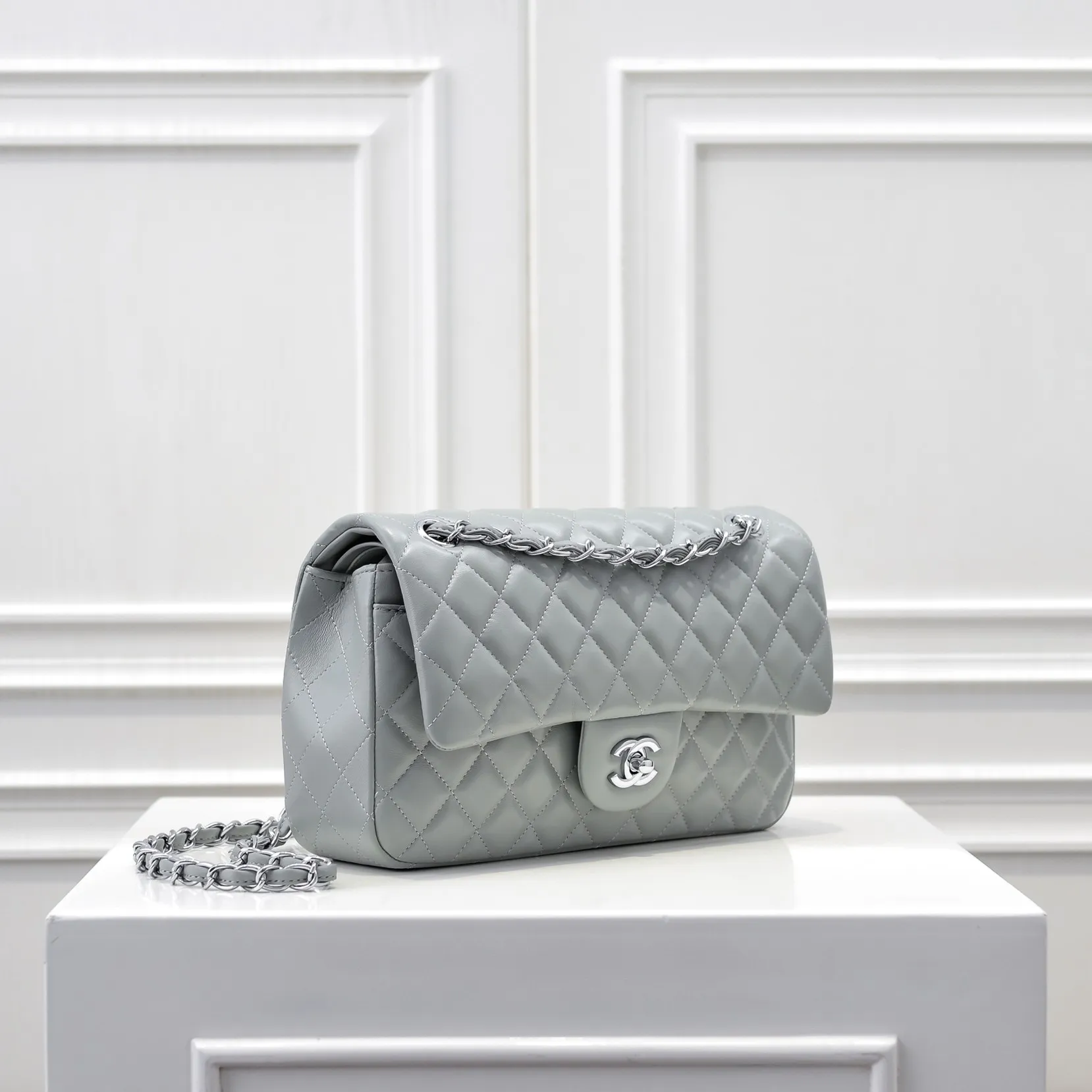 💰420￥Chanel🔥Exclusive quality real shot shipment✈️Official website updated simultaneously👑Chanel sheep pattern classic style with original hardware, summer style is coming💋CHANEL ‼ ️Crossbody bag, sheepskin with red lining🌸‼ ️ 🙈Fashion new favorite🙈 Size: 25.5*16*6.5. Style number: 1112 sheepskin