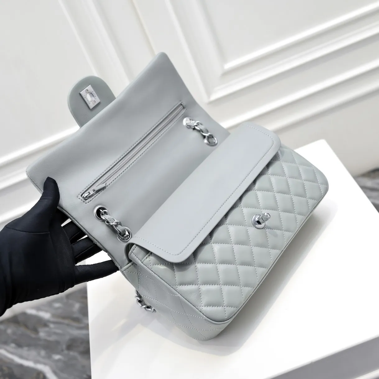💰420￥Chanel🔥Exclusive quality real shot shipment✈️Official website updated simultaneously👑Chanel sheep pattern classic style with original hardware, summer style is coming💋CHANEL ‼ ️Crossbody bag, sheepskin with red lining🌸‼ ️ 🙈Fashion new favorite🙈 Size: 25.5*16*6.5. Style number: 1112 sheepskin