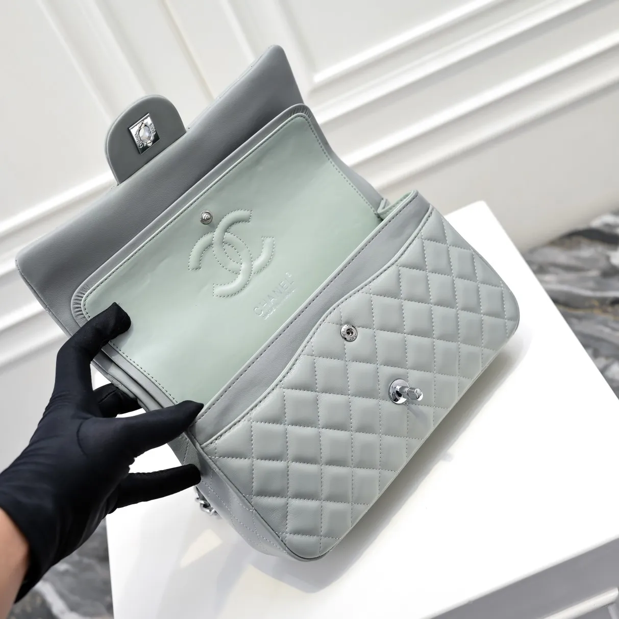 💰420￥Chanel🔥Exclusive quality real shot shipment✈️Official website updated simultaneously👑Chanel sheep pattern classic style with original hardware, summer style is coming💋CHANEL ‼ ️Crossbody bag, sheepskin with red lining🌸‼ ️ 🙈Fashion new favorite🙈 Size: 25.5*16*6.5. Style number: 1112 sheepskin
