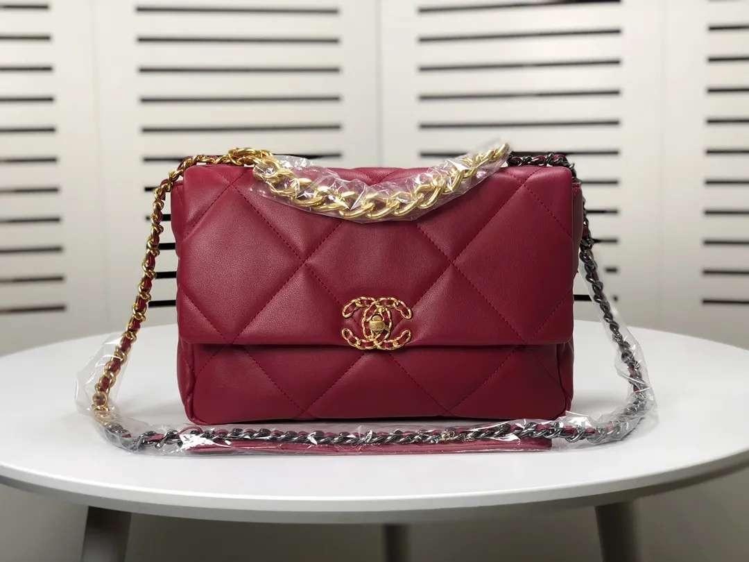💰410￥The latest popular model of Chanel in maroon medium size has been shipped📣📣Synchronized with counters🤭Imported cowhide🐂feels very soft. The upper body effect is super good, it can be carried by hand, on one shoulder or cross-body, showing the elegance and charm of women. Hurry up and get it. Style number: 9011. Size: 30*20*12cm.