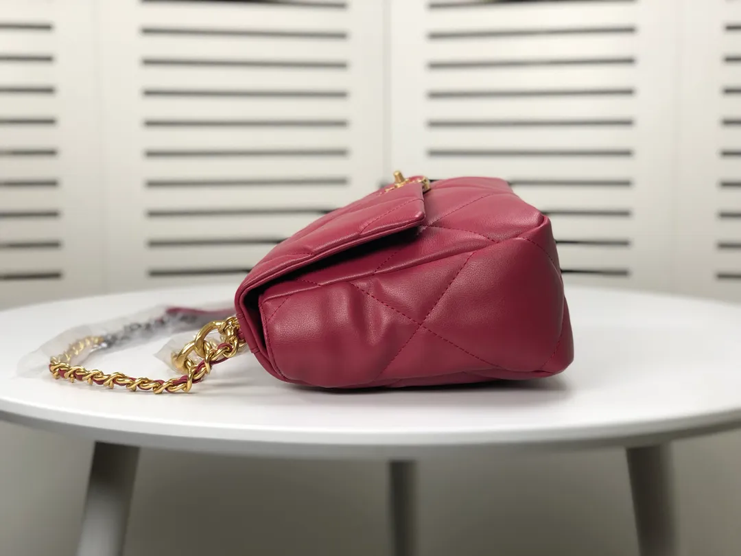 💰410￥The latest popular model of Chanel in maroon medium size has been shipped📣📣Synchronized with counters🤭Imported cowhide🐂feels very soft. The upper body effect is super good, it can be carried by hand, on one shoulder or cross-body, showing the elegance and charm of women. Hurry up and get it. Style number: 9011. Size: 30*20*12cm.