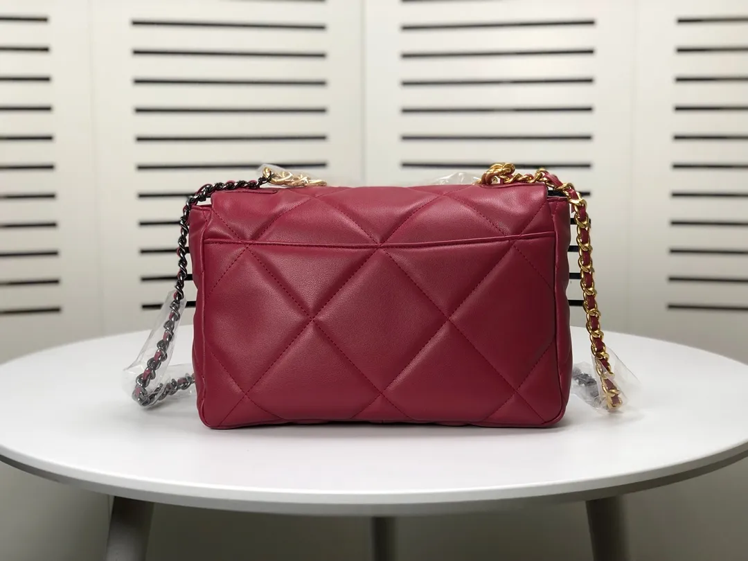 💰410￥The latest popular model of Chanel in maroon medium size has been shipped📣📣Synchronized with counters🤭Imported cowhide🐂feels very soft. The upper body effect is super good, it can be carried by hand, on one shoulder or cross-body, showing the elegance and charm of women. Hurry up and get it. Style number: 9011. Size: 30*20*12cm.