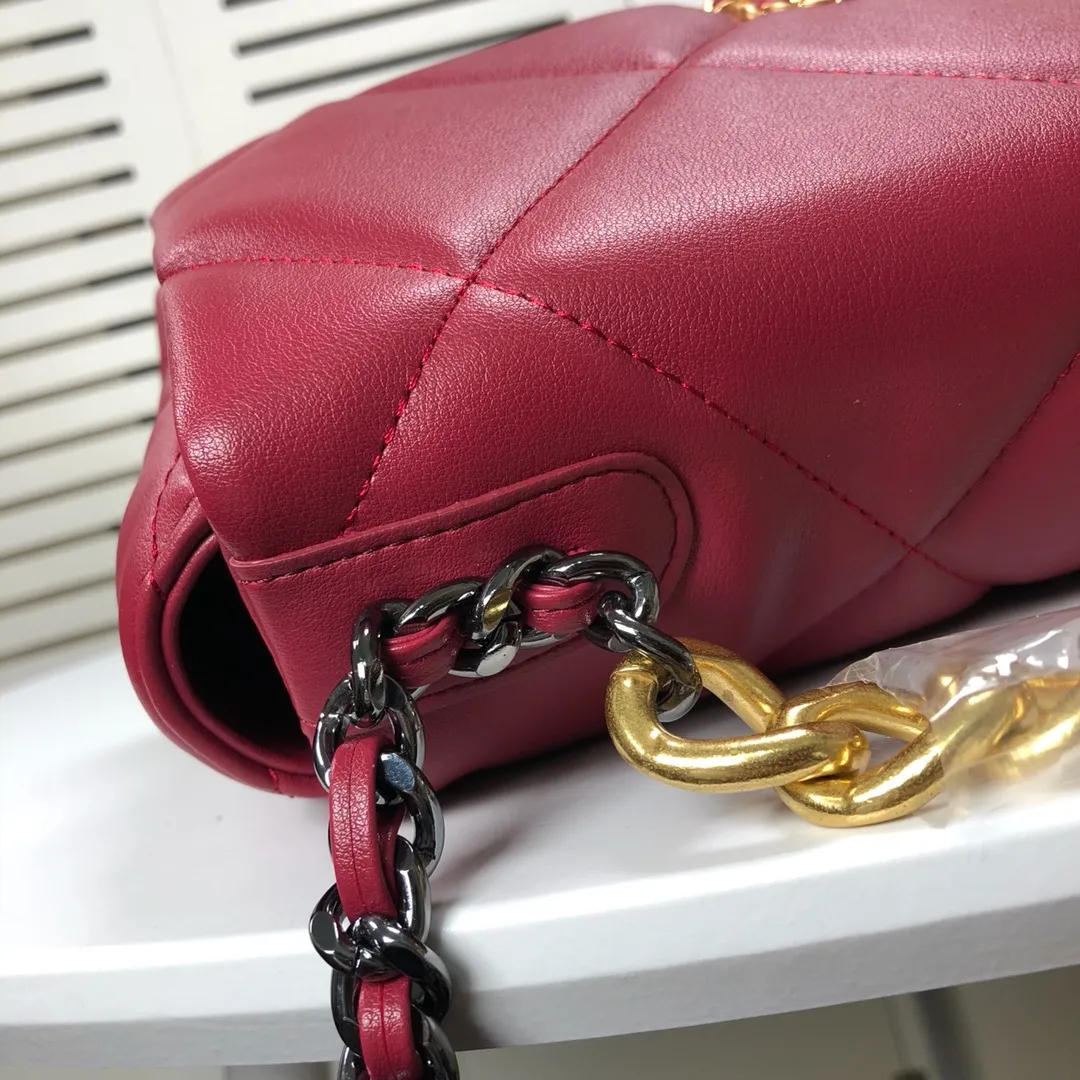 💰410￥The latest popular model of Chanel in maroon medium size has been shipped📣📣Synchronized with counters🤭Imported cowhide🐂feels very soft. The upper body effect is super good, it can be carried by hand, on one shoulder or cross-body, showing the elegance and charm of women. Hurry up and get it. Style number: 9011. Size: 30*20*12cm.