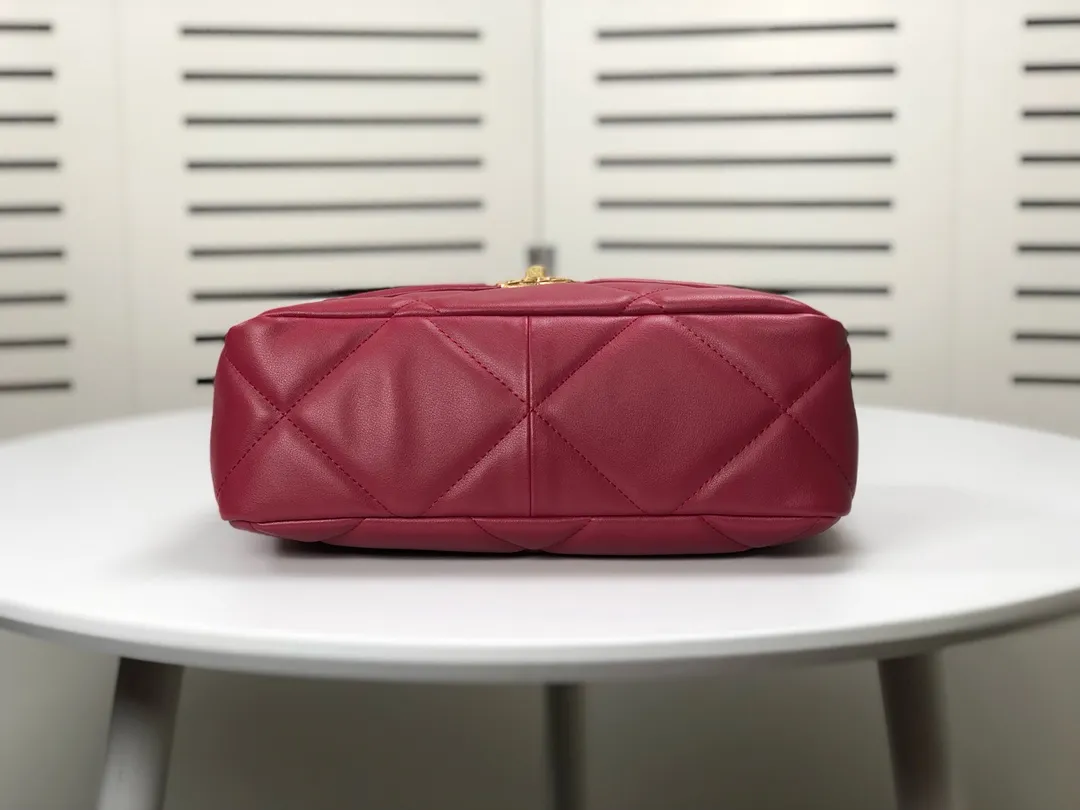 💰410￥The latest popular model of Chanel in maroon medium size has been shipped📣📣Synchronized with counters🤭Imported cowhide🐂feels very soft. The upper body effect is super good, it can be carried by hand, on one shoulder or cross-body, showing the elegance and charm of women. Hurry up and get it. Style number: 9011. Size: 30*20*12cm.