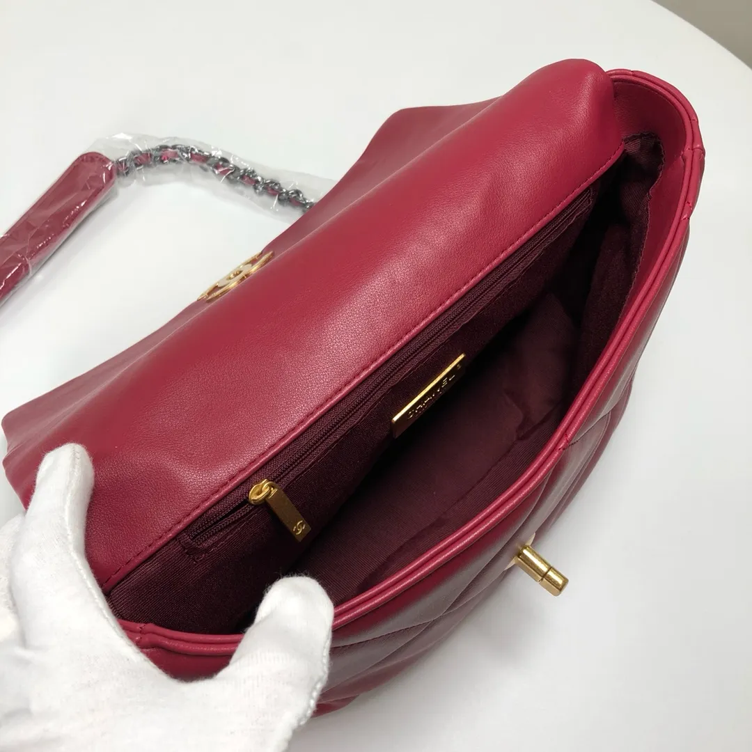 💰410￥The latest popular model of Chanel in maroon medium size has been shipped📣📣Synchronized with counters🤭Imported cowhide🐂feels very soft. The upper body effect is super good, it can be carried by hand, on one shoulder or cross-body, showing the elegance and charm of women. Hurry up and get it. Style number: 9011. Size: 30*20*12cm.