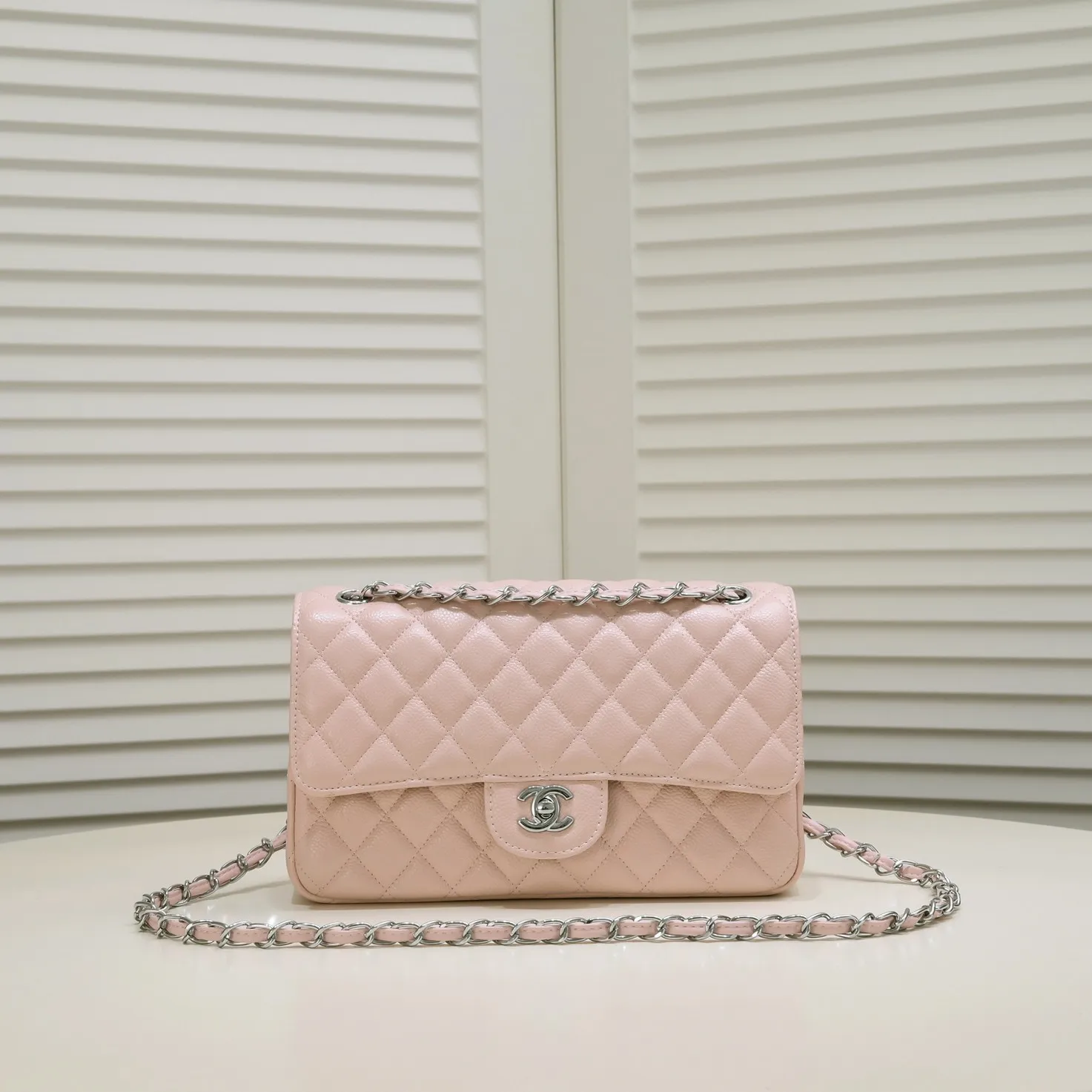 💰400￥Pink Chanel,...Palace-level poison👏...Original overseas factory CF2.55...😱 Absolutely the top-notch caviar ball-grain cowhide you have never seen...✨Real K gold➰Gold buckle✨👑 The line spacing is perfectly consistent. The side of the bag is perfectly streamlined👏..It must have such a texture to be perfect💋 Follow the 9-pin diamond pattern. The flip cover is smooth and seamless ☑️ Strong visual three-dimensional effect 🔱 The diamond pattern is full and delicate 💑 It is super smooth, soft and comfortable to use 👒 CF is a must-have for girls. Size: 25.5*16*6.5cm. Style number: 1112 ball pattern