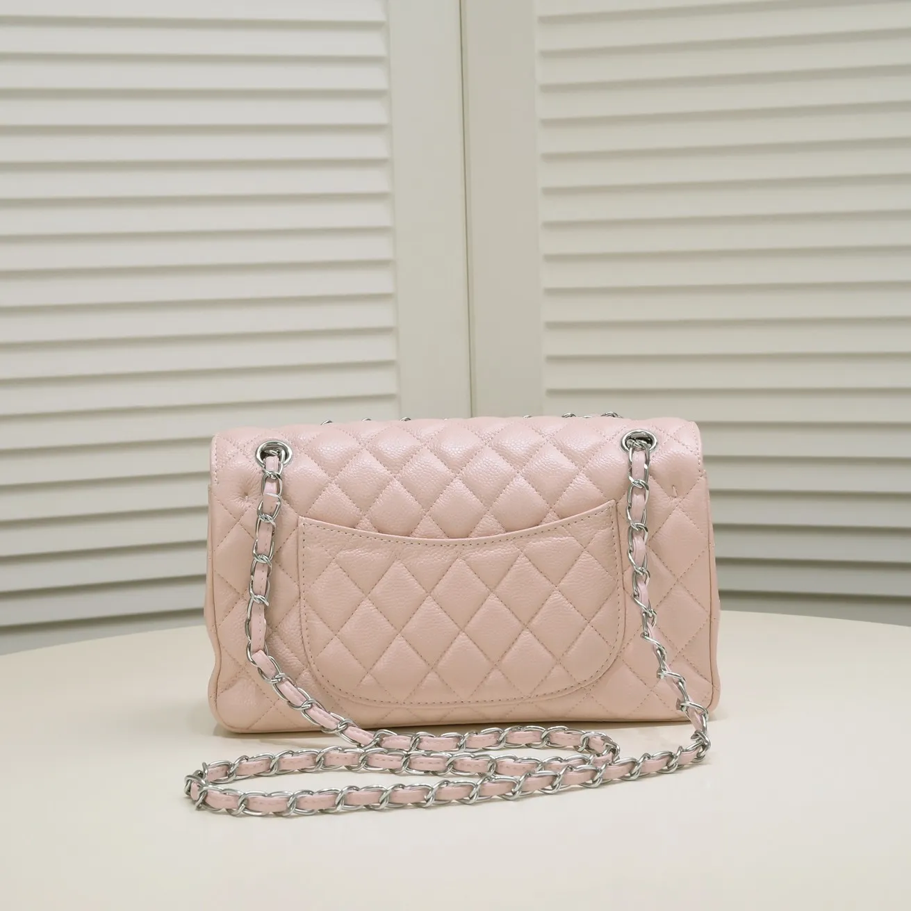 💰400￥Pink Chanel,...Palace-level poison👏...Original overseas factory CF2.55...😱 Absolutely the top-notch caviar ball-grain cowhide you have never seen...✨Real K gold➰Gold buckle✨👑 The line spacing is perfectly consistent. The side of the bag is perfectly streamlined👏..It must have such a texture to be perfect💋 Follow the 9-pin diamond pattern. The flip cover is smooth and seamless ☑️ Strong visual three-dimensional effect 🔱 The diamond pattern is full and delicate 💑 It is super smooth, soft and comfortable to use 👒 CF is a must-have for girls. Size: 25.5*16*6.5cm. Style number: 1112 ball pattern