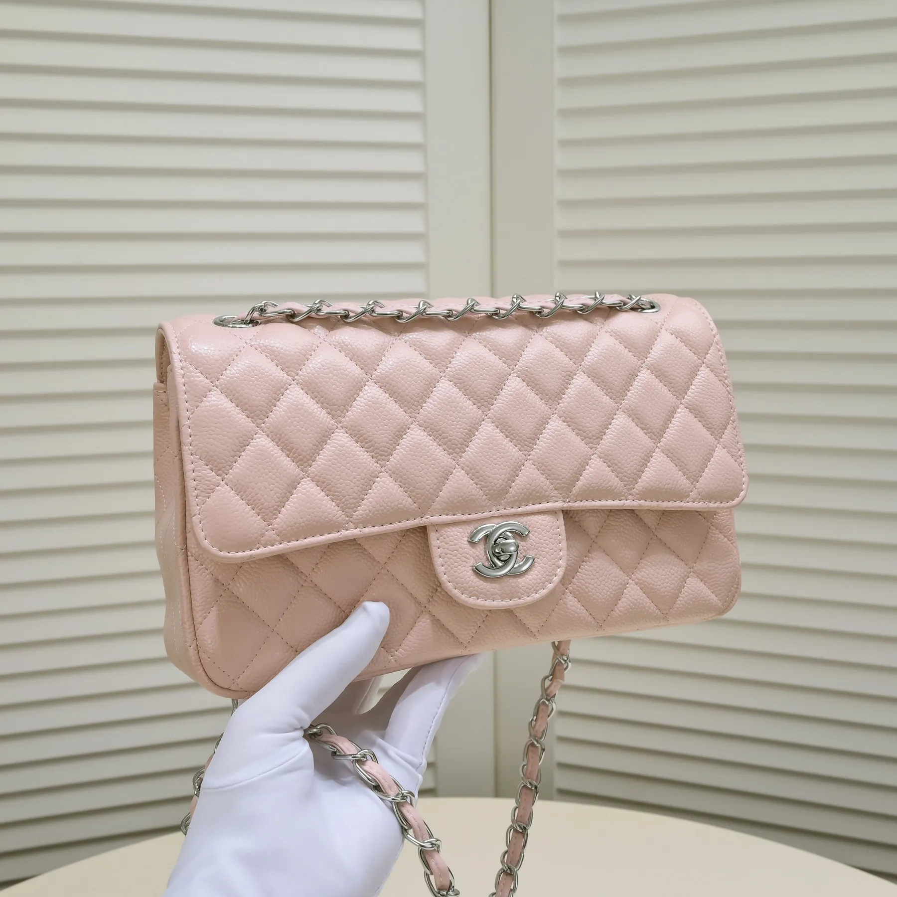 💰400￥Pink Chanel,...Palace-level poison👏...Original overseas factory CF2.55...😱 Absolutely the top-notch caviar ball-grain cowhide you have never seen...✨Real K gold➰Gold buckle✨👑 The line spacing is perfectly consistent. The side of the bag is perfectly streamlined👏..It must have such a texture to be perfect💋 Follow the 9-pin diamond pattern. The flip cover is smooth and seamless ☑️ Strong visual three-dimensional effect 🔱 The diamond pattern is full and delicate 💑 It is super smooth, soft and comfortable to use 👒 CF is a must-have for girls. Size: 25.5*16*6.5cm. Style number: 1112 ball pattern