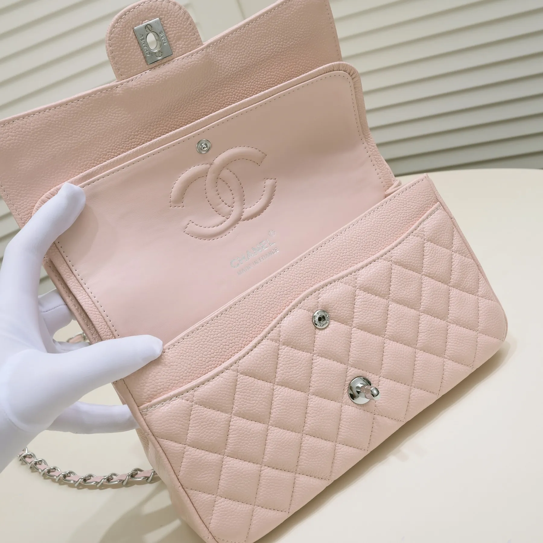 💰400￥Pink Chanel,...Palace-level poison👏...Original overseas factory CF2.55...😱 Absolutely the top-notch caviar ball-grain cowhide you have never seen...✨Real K gold➰Gold buckle✨👑 The line spacing is perfectly consistent. The side of the bag is perfectly streamlined👏..It must have such a texture to be perfect💋 Follow the 9-pin diamond pattern. The flip cover is smooth and seamless ☑️ Strong visual three-dimensional effect 🔱 The diamond pattern is full and delicate 💑 It is super smooth, soft and comfortable to use 👒 CF is a must-have for girls. Size: 25.5*16*6.5cm. Style number: 1112 ball pattern