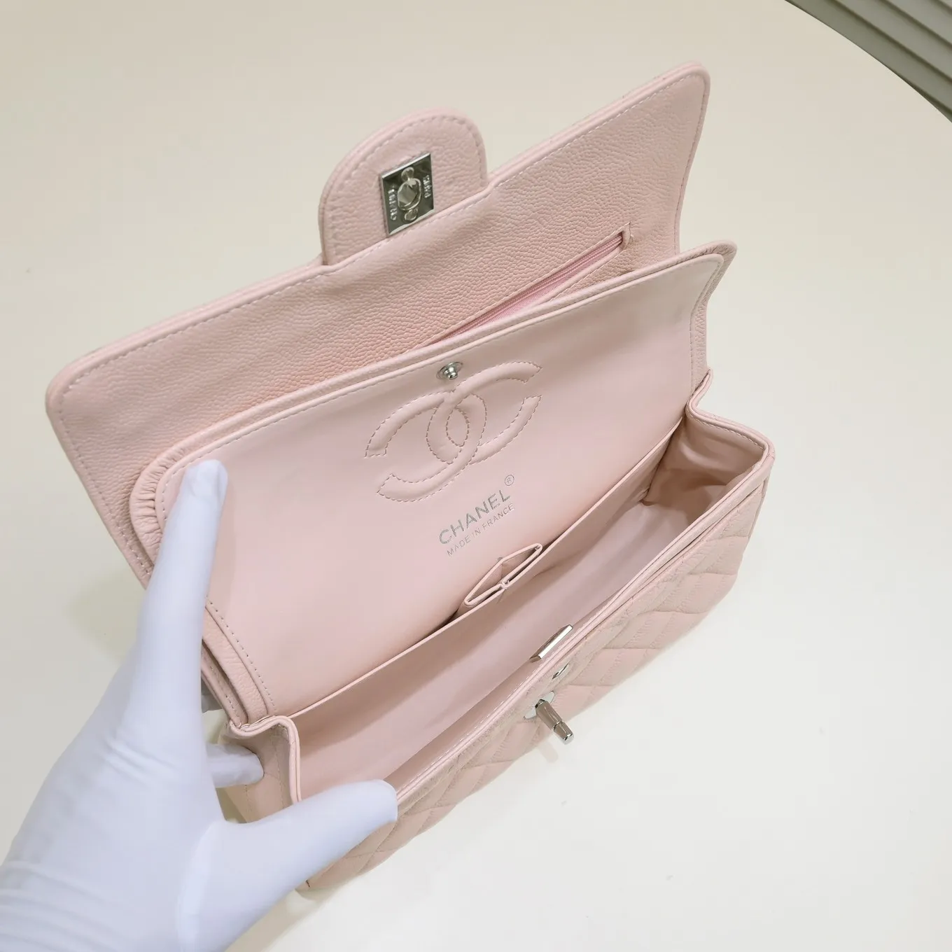 💰400￥Pink Chanel,...Palace-level poison👏...Original overseas factory CF2.55...😱 Absolutely the top-notch caviar ball-grain cowhide you have never seen...✨Real K gold➰Gold buckle✨👑 The line spacing is perfectly consistent. The side of the bag is perfectly streamlined👏..It must have such a texture to be perfect💋 Follow the 9-pin diamond pattern. The flip cover is smooth and seamless ☑️ Strong visual three-dimensional effect 🔱 The diamond pattern is full and delicate 💑 It is super smooth, soft and comfortable to use 👒 CF is a must-have for girls. Size: 25.5*16*6.5cm. Style number: 1112 ball pattern