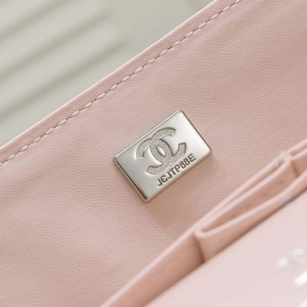 💰400￥Pink Chanel,...Palace-level poison👏...Original overseas factory CF2.55...😱 Absolutely the top-notch caviar ball-grain cowhide you have never seen...✨Real K gold➰Gold buckle✨👑 The line spacing is perfectly consistent. The side of the bag is perfectly streamlined👏..It must have such a texture to be perfect💋 Follow the 9-pin diamond pattern. The flip cover is smooth and seamless ☑️ Strong visual three-dimensional effect 🔱 The diamond pattern is full and delicate 💑 It is super smooth, soft and comfortable to use 👒 CF is a must-have for girls. Size: 25.5*16*6.5cm. Style number: 1112 ball pattern