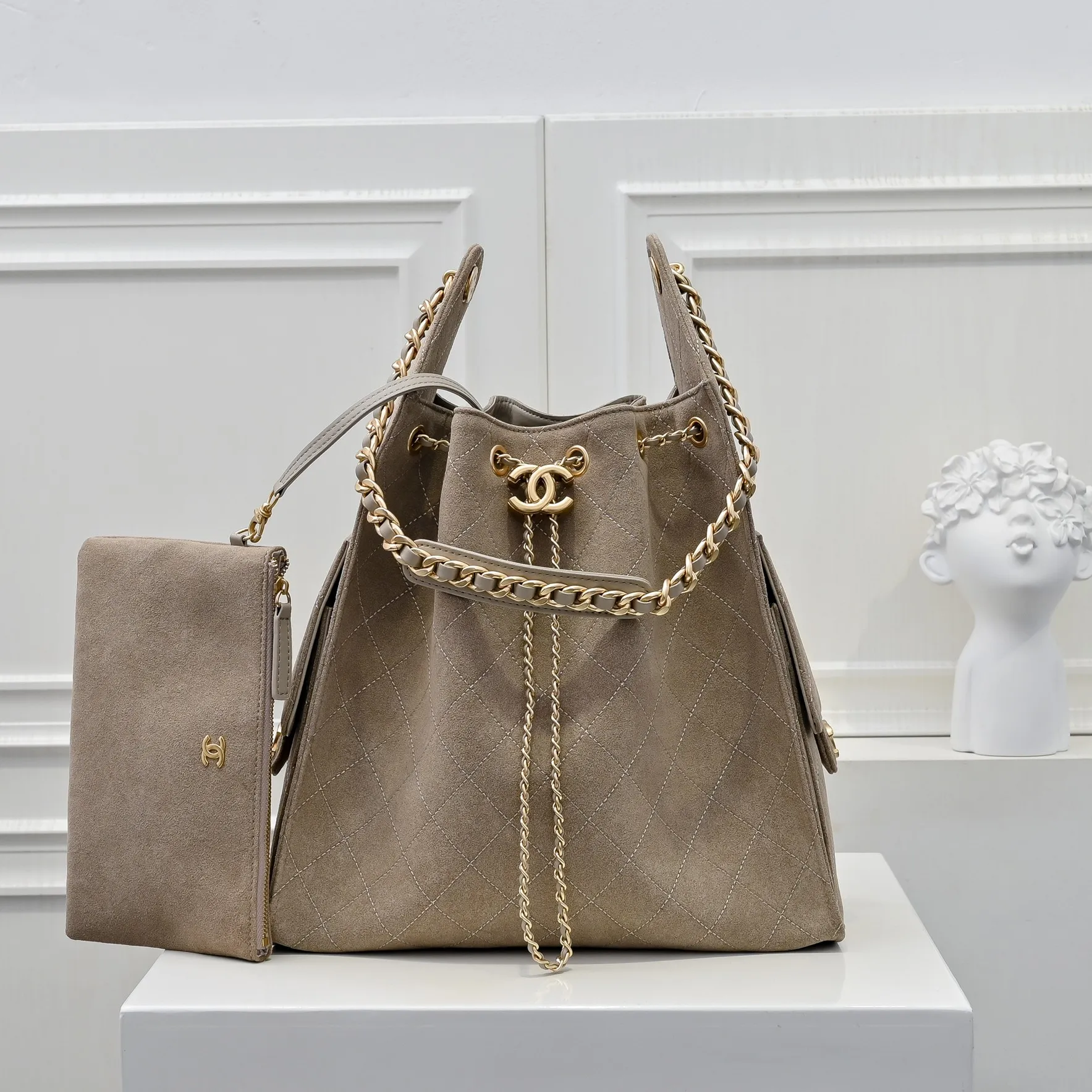 💰620￥Large size upgraded chanel 25c bag king suede cowhide hobo armpit bag hippie armpit bag large retro gold coin button drawstring bucket bag + rhombus pattern + retro black gold classic chain design, full of luxury! A must-have for daily travel, with exquisite appearance and delicate texture, it can be easily worn in both casual and formal occasions. Size: 40x30x15cm Style No.: 7073 Material: Matte cowhide