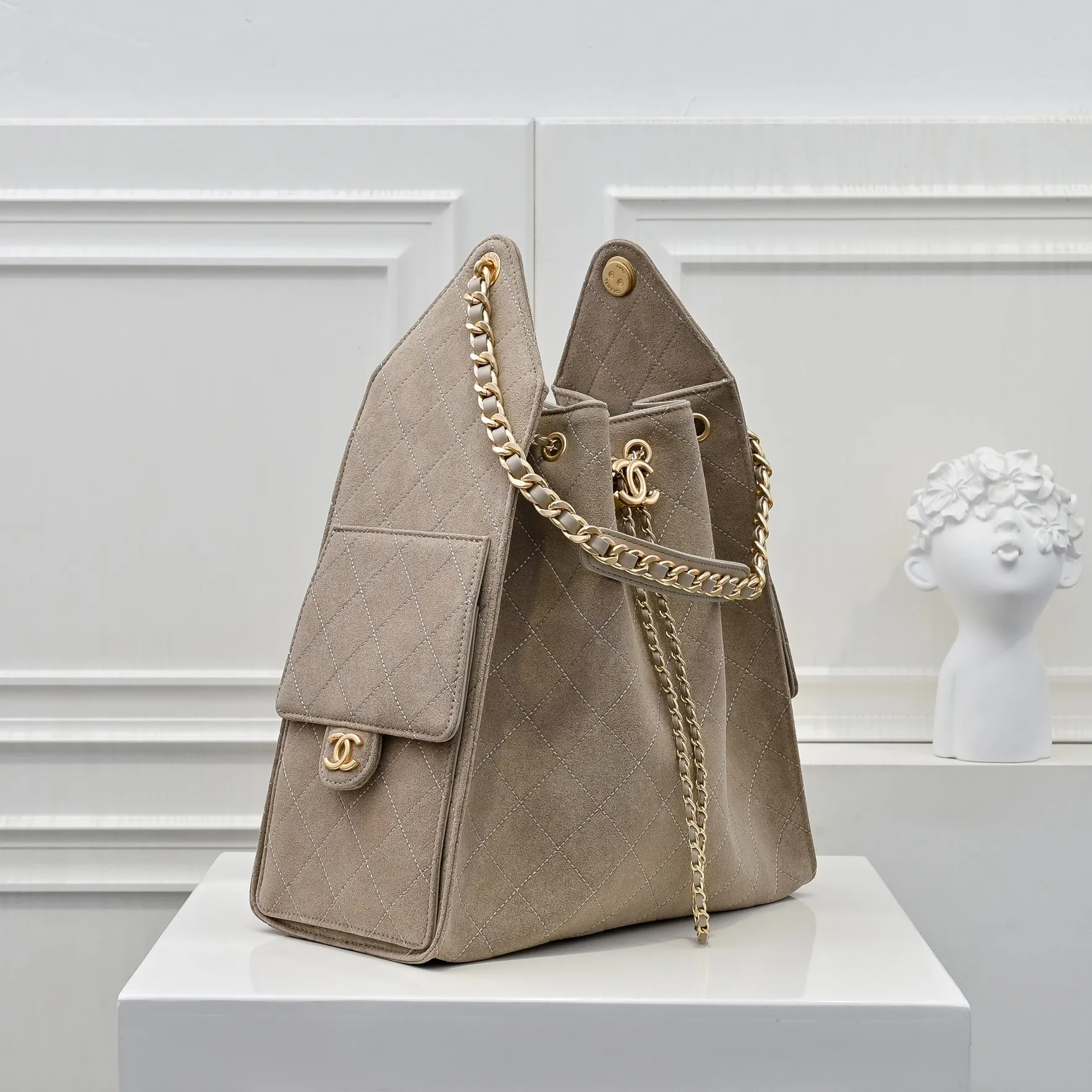 💰620￥Large size upgraded chanel 25c bag king suede cowhide hobo armpit bag hippie armpit bag large retro gold coin button drawstring bucket bag + rhombus pattern + retro black gold classic chain design, full of luxury! A must-have for daily travel, with exquisite appearance and delicate texture, it can be easily worn in both casual and formal occasions. Size: 40x30x15cm Style No.: 7073 Material: Matte cowhide