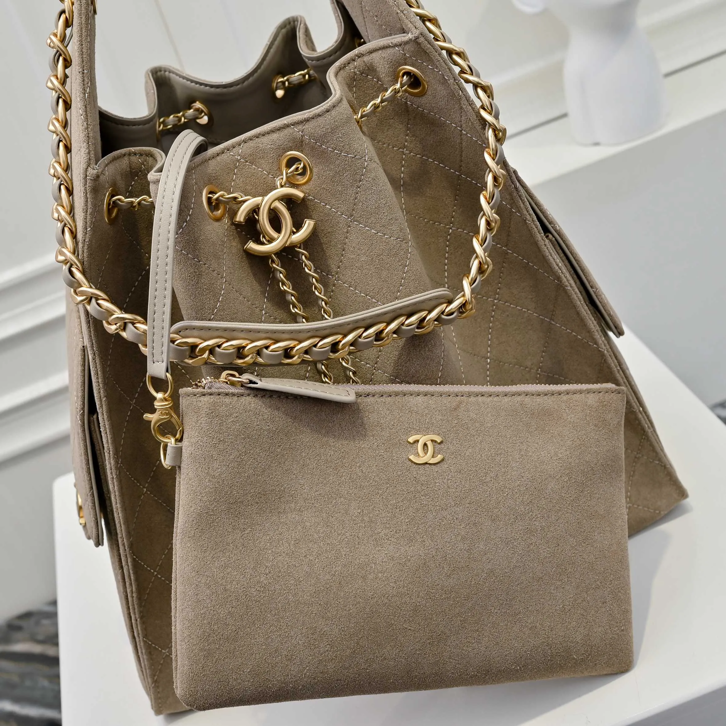 💰620￥Large size upgraded chanel 25c bag king suede cowhide hobo armpit bag hippie armpit bag large retro gold coin button drawstring bucket bag + rhombus pattern + retro black gold classic chain design, full of luxury! A must-have for daily travel, with exquisite appearance and delicate texture, it can be easily worn in both casual and formal occasions. Size: 40x30x15cm Style No.: 7073 Material: Matte cowhide