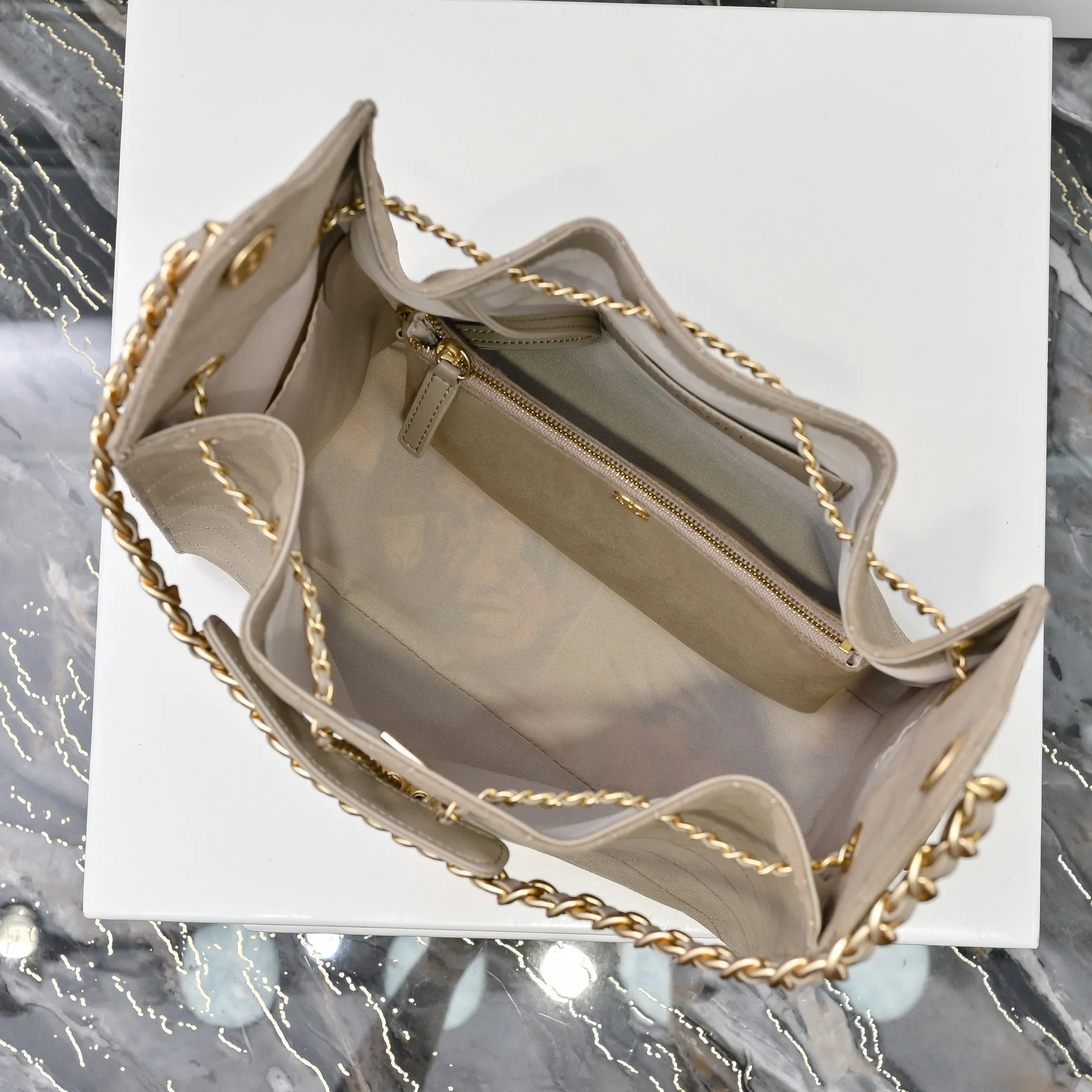 💰620￥Large size upgraded chanel 25c bag king suede cowhide hobo armpit bag hippie armpit bag large retro gold coin button drawstring bucket bag + rhombus pattern + retro black gold classic chain design, full of luxury! A must-have for daily travel, with exquisite appearance and delicate texture, it can be easily worn in both casual and formal occasions. Size: 40x30x15cm Style No.: 7073 Material: Matte cowhide
