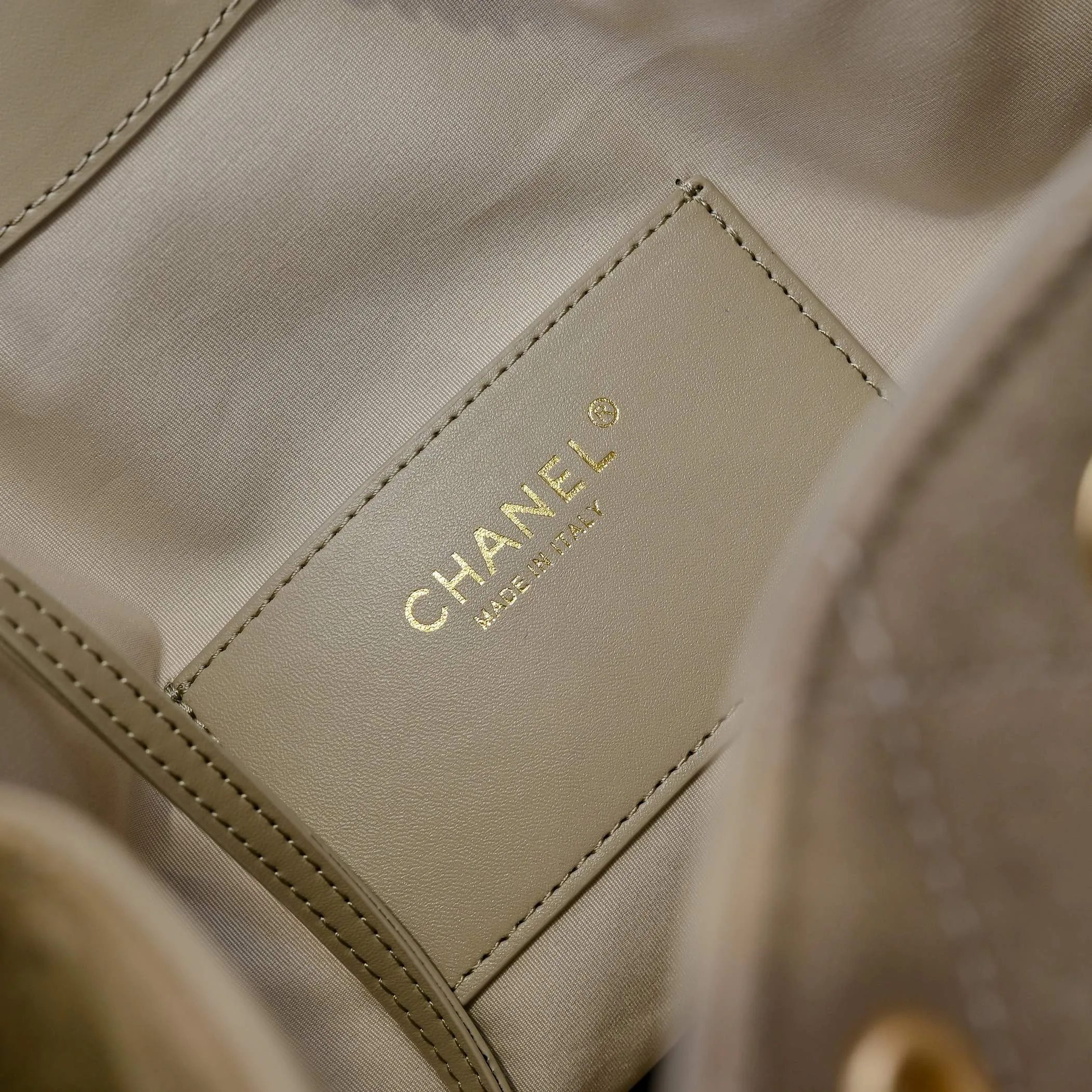 💰620￥Large size upgraded chanel 25c bag king suede cowhide hobo armpit bag hippie armpit bag large retro gold coin button drawstring bucket bag + rhombus pattern + retro black gold classic chain design, full of luxury! A must-have for daily travel, with exquisite appearance and delicate texture, it can be easily worn in both casual and formal occasions. Size: 40x30x15cm Style No.: 7073 Material: Matte cowhide