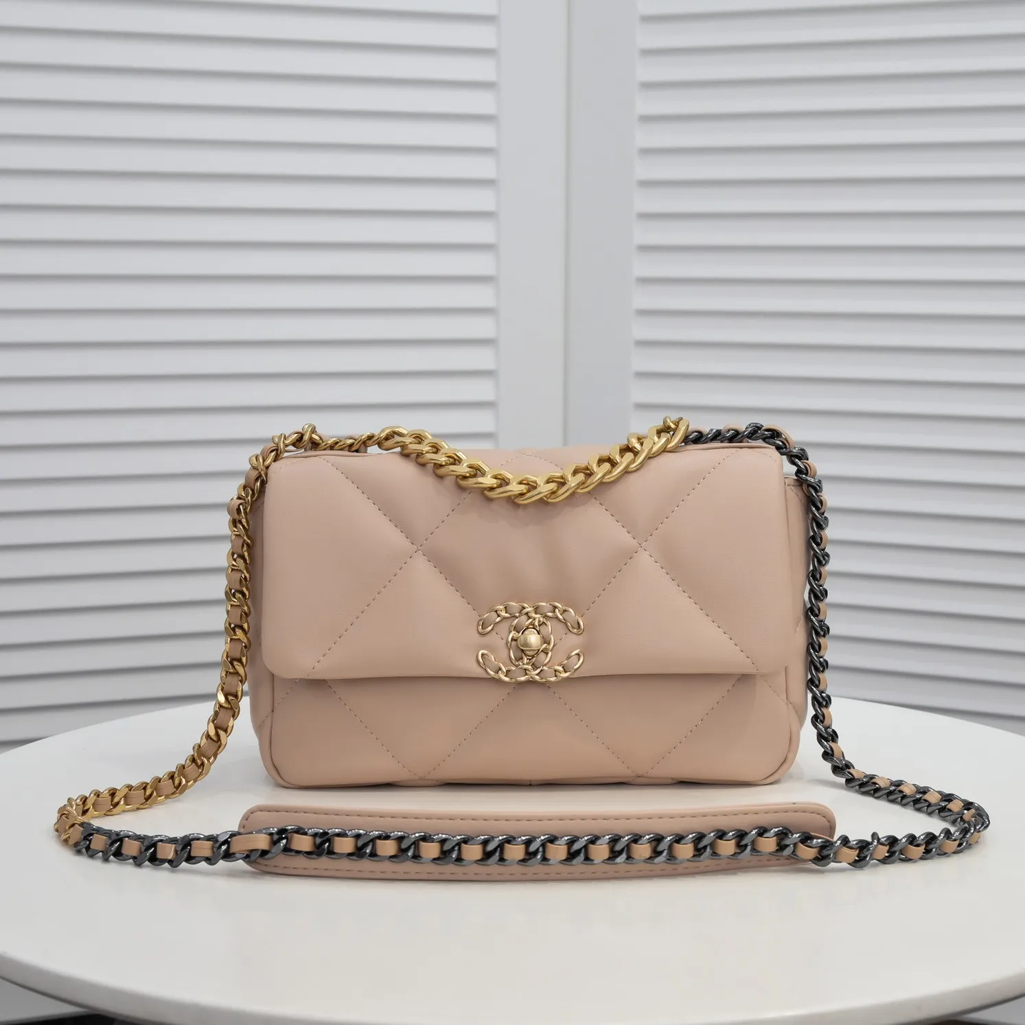 💰370￥ Chanel’s latest hot model in small apricot size is now available📣📣Synchronized at counters🤭Imported cowhide🐂very soft to the touch. The upper body effect is super good, it can be carried by hand, on one shoulder or cross-body, showing the elegance and charm of women. Hurry up and get it. Style number: 9010. Size: 26*16*10cm.