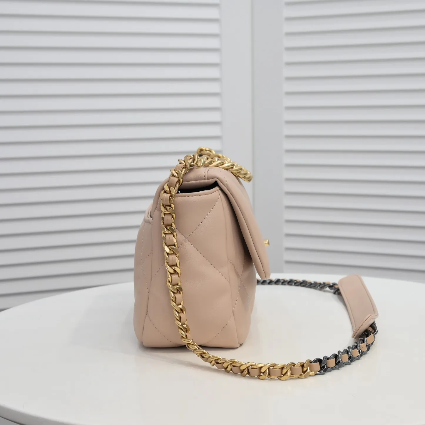 💰370￥ Chanel’s latest hot model in small apricot size is now available📣📣Synchronized at counters🤭Imported cowhide🐂very soft to the touch. The upper body effect is super good, it can be carried by hand, on one shoulder or cross-body, showing the elegance and charm of women. Hurry up and get it. Style number: 9010. Size: 26*16*10cm.