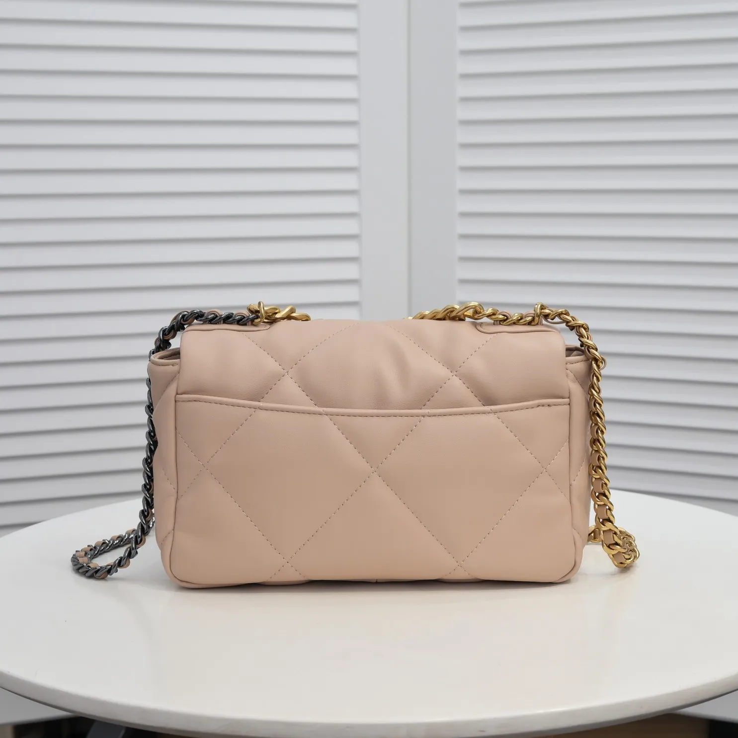💰370￥ Chanel’s latest hot model in small apricot size is now available📣📣Synchronized at counters🤭Imported cowhide🐂very soft to the touch. The upper body effect is super good, it can be carried by hand, on one shoulder or cross-body, showing the elegance and charm of women. Hurry up and get it. Style number: 9010. Size: 26*16*10cm.