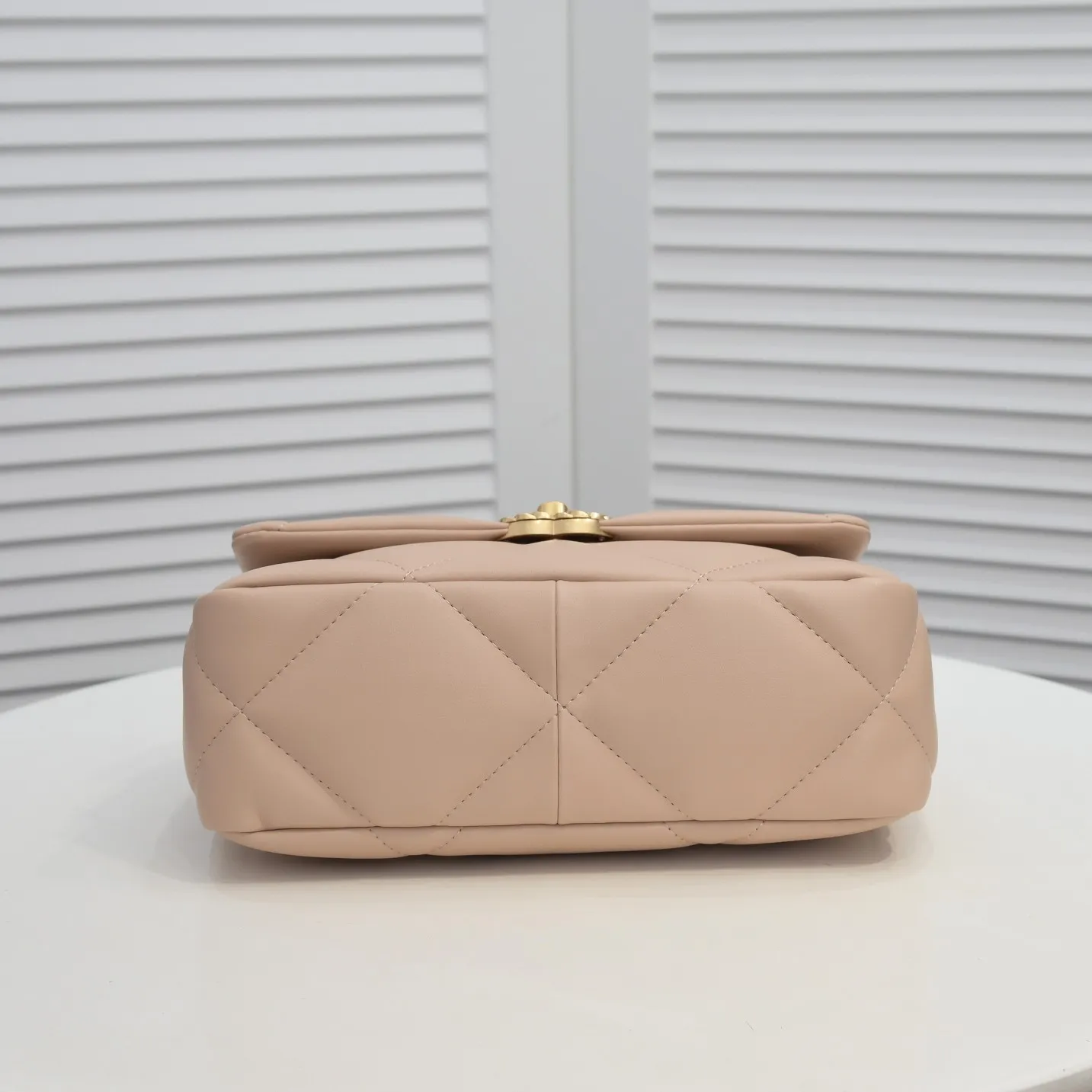 💰370￥ Chanel’s latest hot model in small apricot size is now available📣📣Synchronized at counters🤭Imported cowhide🐂very soft to the touch. The upper body effect is super good, it can be carried by hand, on one shoulder or cross-body, showing the elegance and charm of women. Hurry up and get it. Style number: 9010. Size: 26*16*10cm.