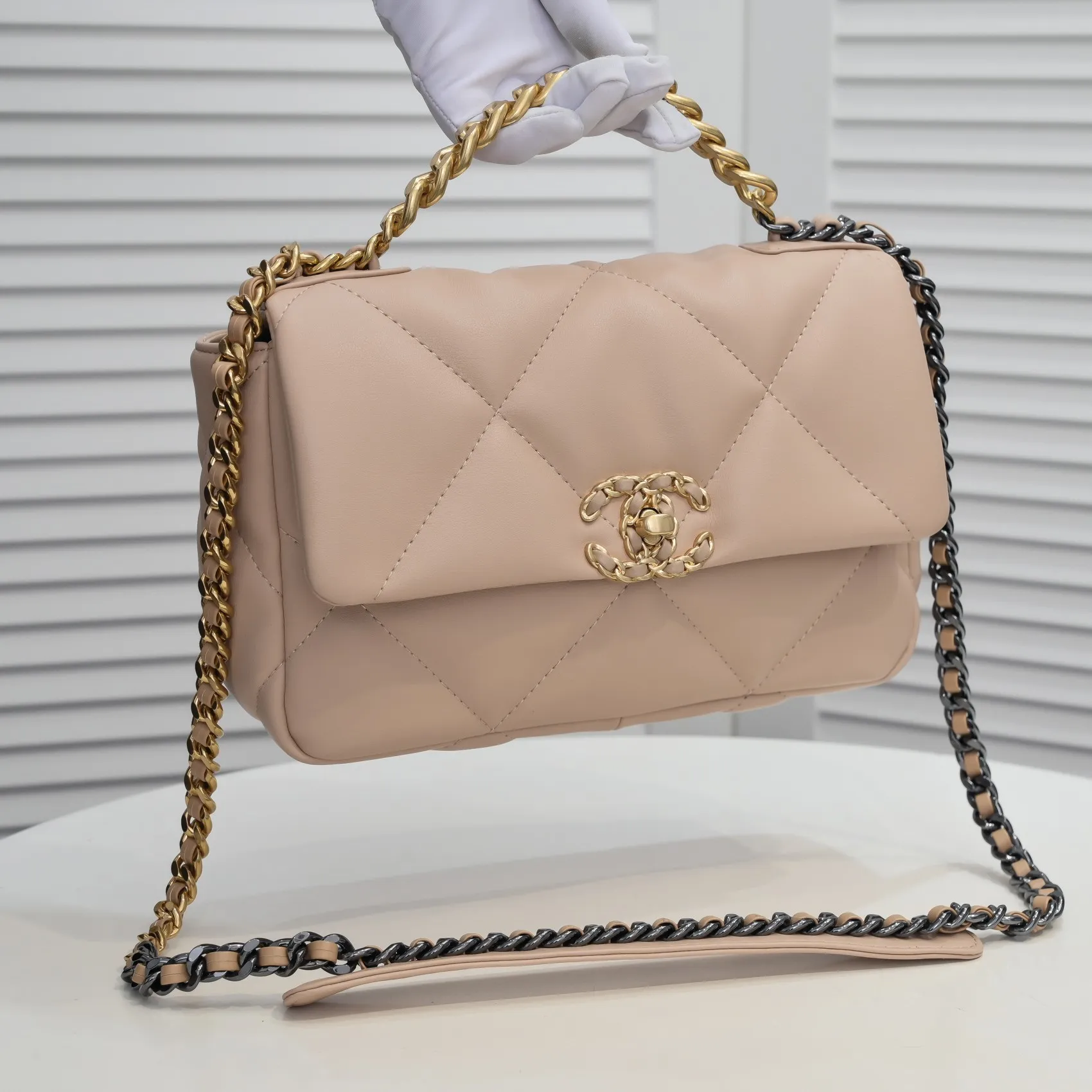 💰370￥ Chanel’s latest hot model in small apricot size is now available📣📣Synchronized at counters🤭Imported cowhide🐂very soft to the touch. The upper body effect is super good, it can be carried by hand, on one shoulder or cross-body, showing the elegance and charm of women. Hurry up and get it. Style number: 9010. Size: 26*16*10cm.
