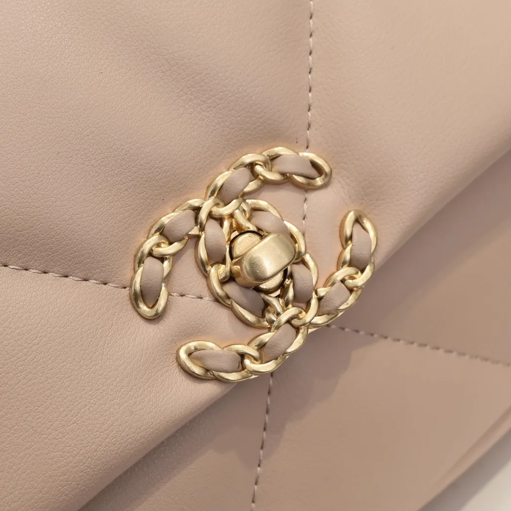 💰370￥ Chanel’s latest hot model in small apricot size is now available📣📣Synchronized at counters🤭Imported cowhide🐂very soft to the touch. The upper body effect is super good, it can be carried by hand, on one shoulder or cross-body, showing the elegance and charm of women. Hurry up and get it. Style number: 9010. Size: 26*16*10cm.