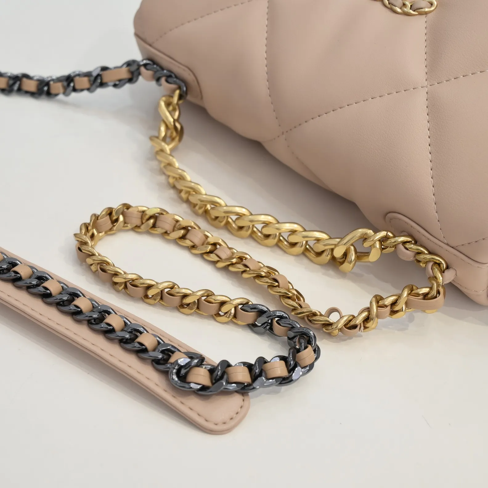 💰370￥ Chanel’s latest hot model in small apricot size is now available📣📣Synchronized at counters🤭Imported cowhide🐂very soft to the touch. The upper body effect is super good, it can be carried by hand, on one shoulder or cross-body, showing the elegance and charm of women. Hurry up and get it. Style number: 9010. Size: 26*16*10cm.