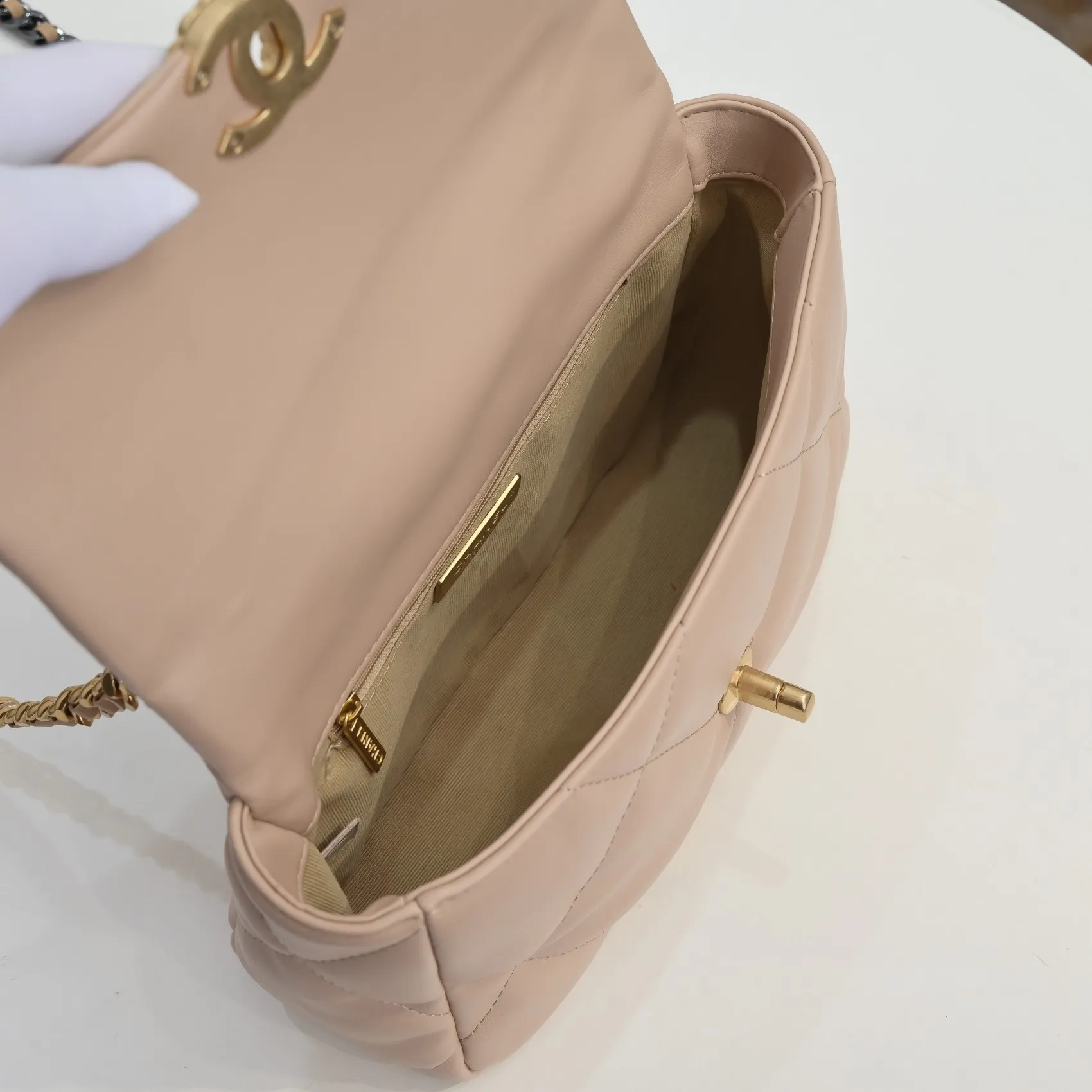 💰370￥ Chanel’s latest hot model in small apricot size is now available📣📣Synchronized at counters🤭Imported cowhide🐂very soft to the touch. The upper body effect is super good, it can be carried by hand, on one shoulder or cross-body, showing the elegance and charm of women. Hurry up and get it. Style number: 9010. Size: 26*16*10cm.