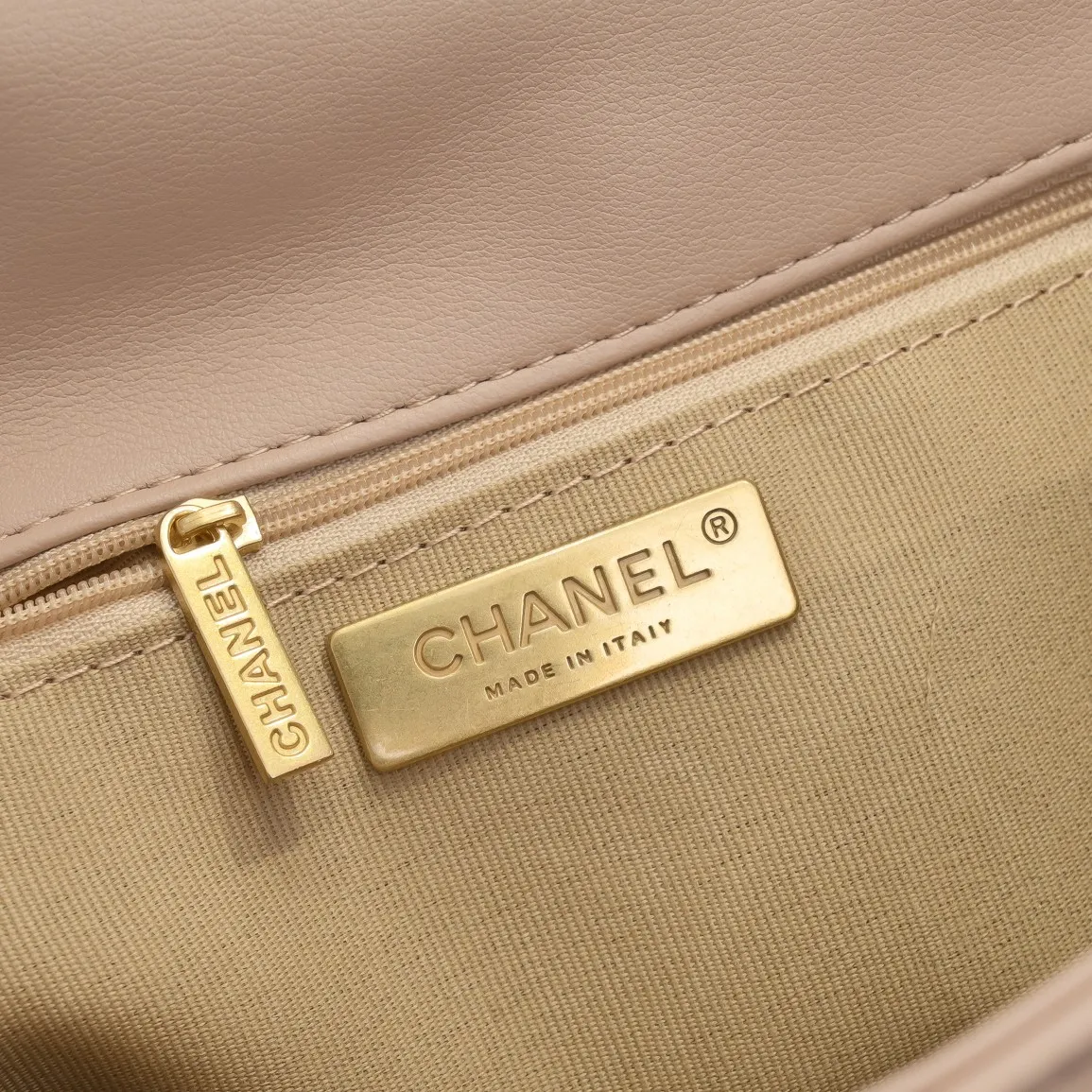 💰370￥ Chanel’s latest hot model in small apricot size is now available📣📣Synchronized at counters🤭Imported cowhide🐂very soft to the touch. The upper body effect is super good, it can be carried by hand, on one shoulder or cross-body, showing the elegance and charm of women. Hurry up and get it. Style number: 9010. Size: 26*16*10cm.