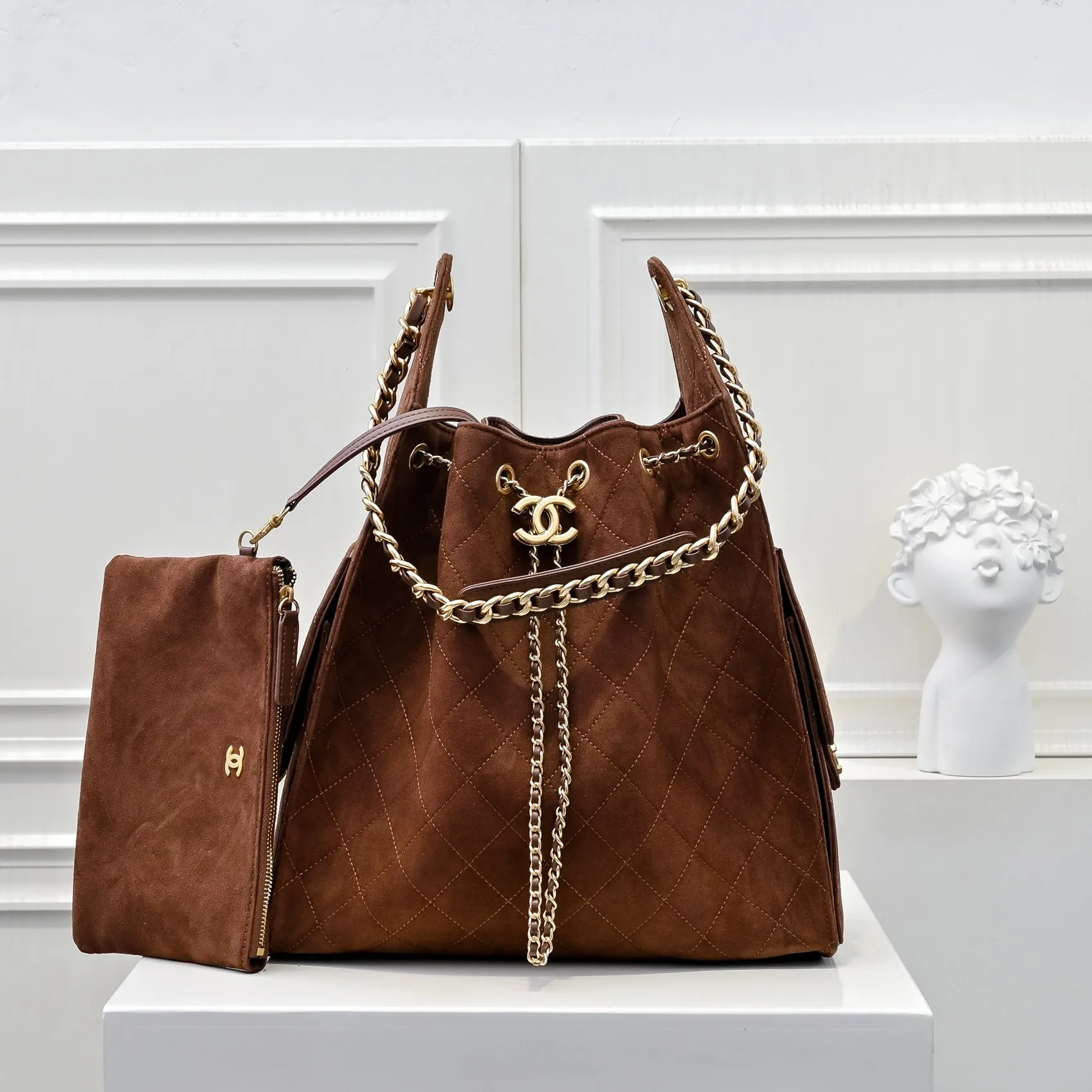 💰620￥Large size upgraded chanel 25c bag king suede cowhide hobo armpit bag hippie armpit bag large retro gold coin button drawstring bucket bag + rhombus pattern + retro black gold classic chain design, full of luxury! A must-have for daily travel, with exquisite appearance and delicate texture, it can be easily worn in both casual and formal occasions. Size: 40x30x15cm Style No.: 7073 Material: Matte cowhide