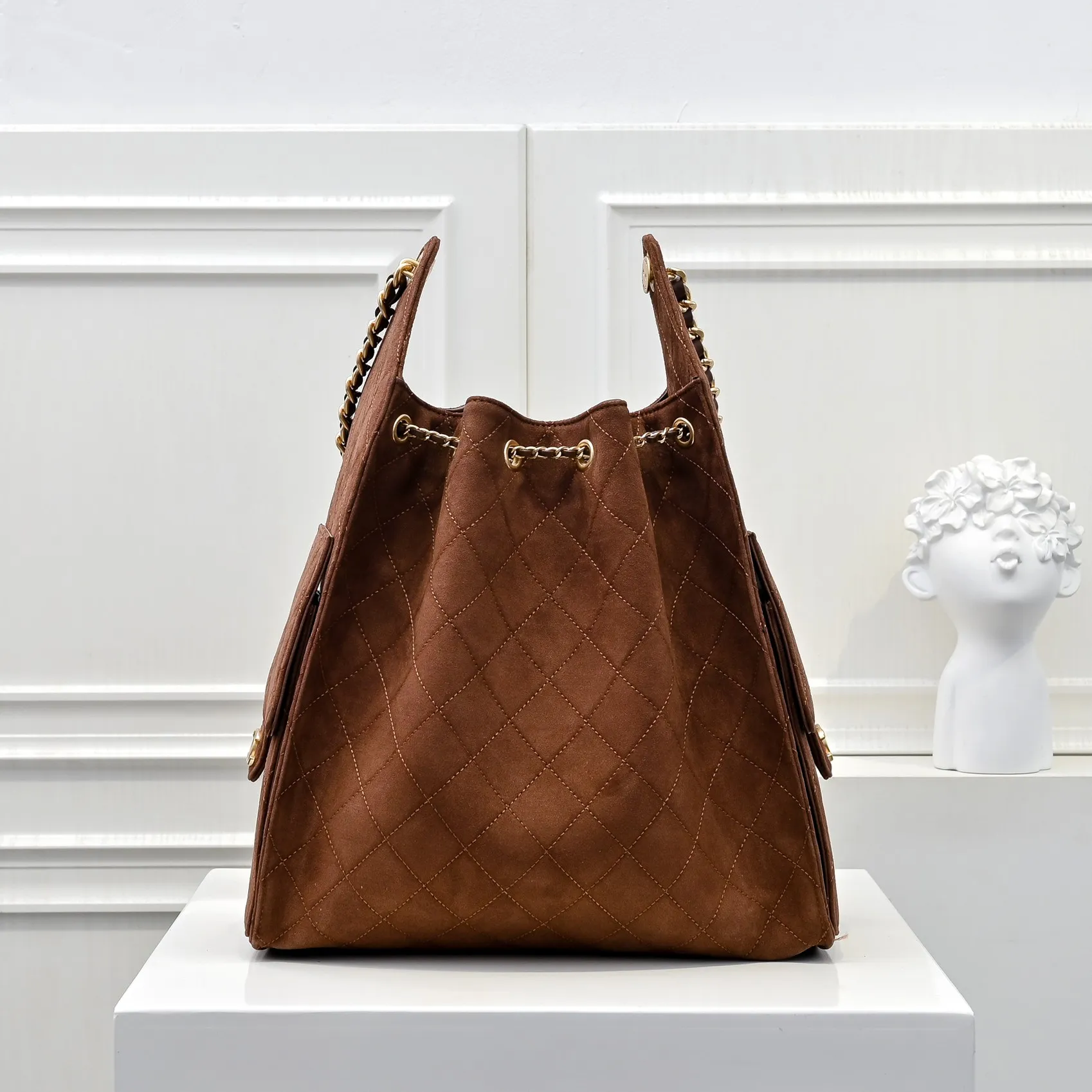 💰620￥Large size upgraded chanel 25c bag king suede cowhide hobo armpit bag hippie armpit bag large retro gold coin button drawstring bucket bag + rhombus pattern + retro black gold classic chain design, full of luxury! A must-have for daily travel, with exquisite appearance and delicate texture, it can be easily worn in both casual and formal occasions. Size: 40x30x15cm Style No.: 7073 Material: Matte cowhide