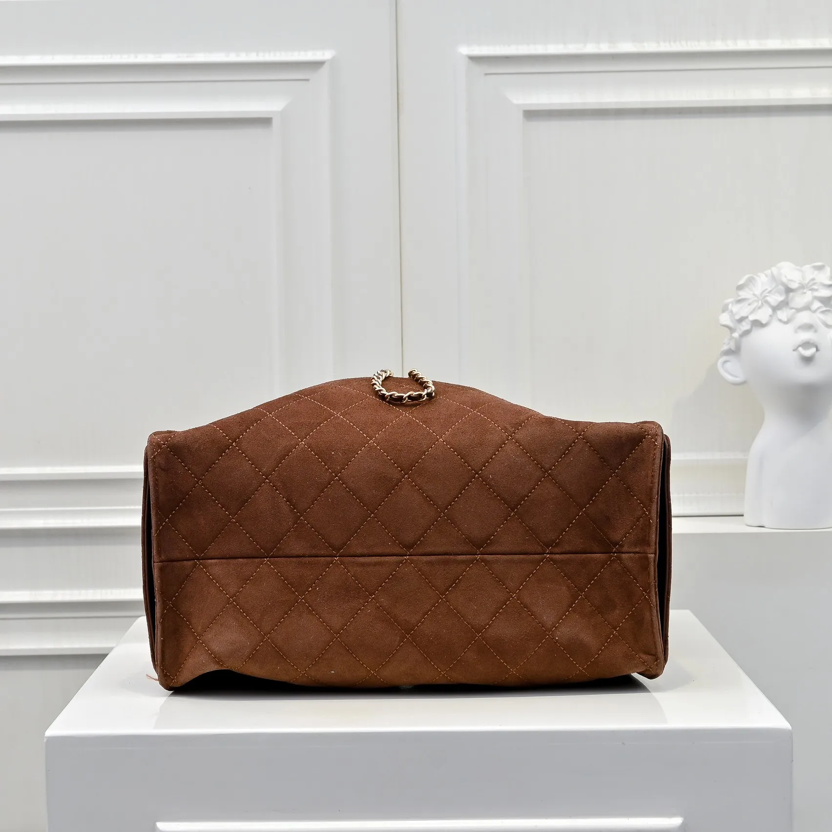💰620￥Large size upgraded chanel 25c bag king suede cowhide hobo armpit bag hippie armpit bag large retro gold coin button drawstring bucket bag + rhombus pattern + retro black gold classic chain design, full of luxury! A must-have for daily travel, with exquisite appearance and delicate texture, it can be easily worn in both casual and formal occasions. Size: 40x30x15cm Style No.: 7073 Material: Matte cowhide